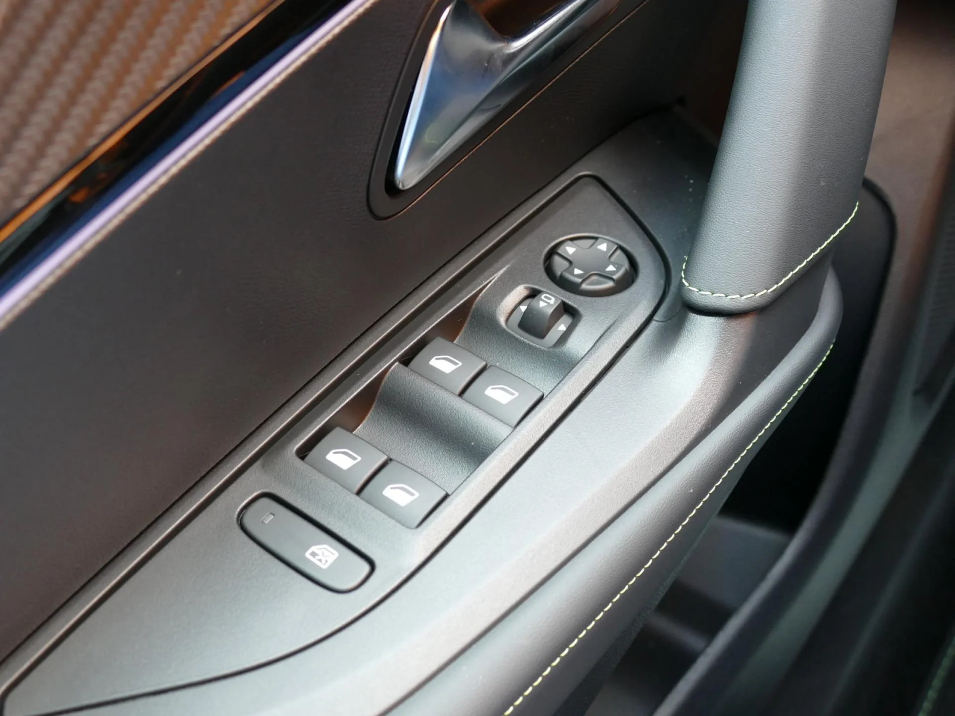 PEUGEOT 2008 - Miniature 24 sur 33 - Cliquer pour voir cette photo
