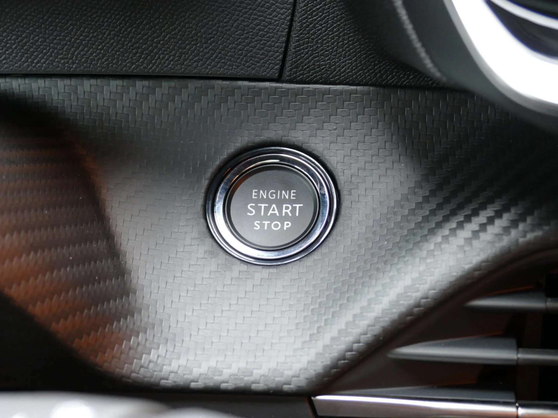 PEUGEOT 2008 - Miniature 23 sur 36 - Cliquer pour voir cette photo