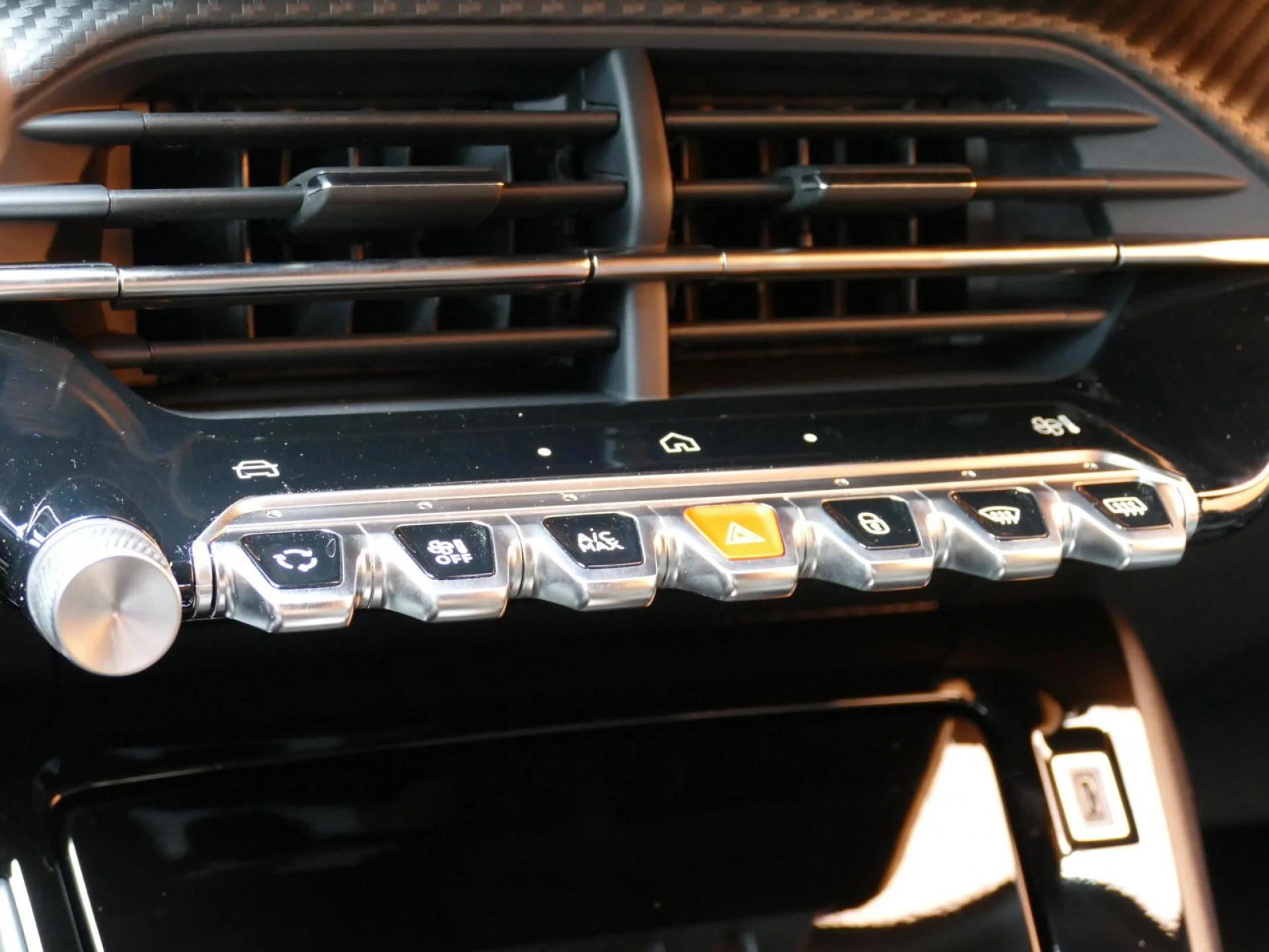 PEUGEOT 2008 - Miniature 15 sur 36 - Cliquer pour voir cette photo