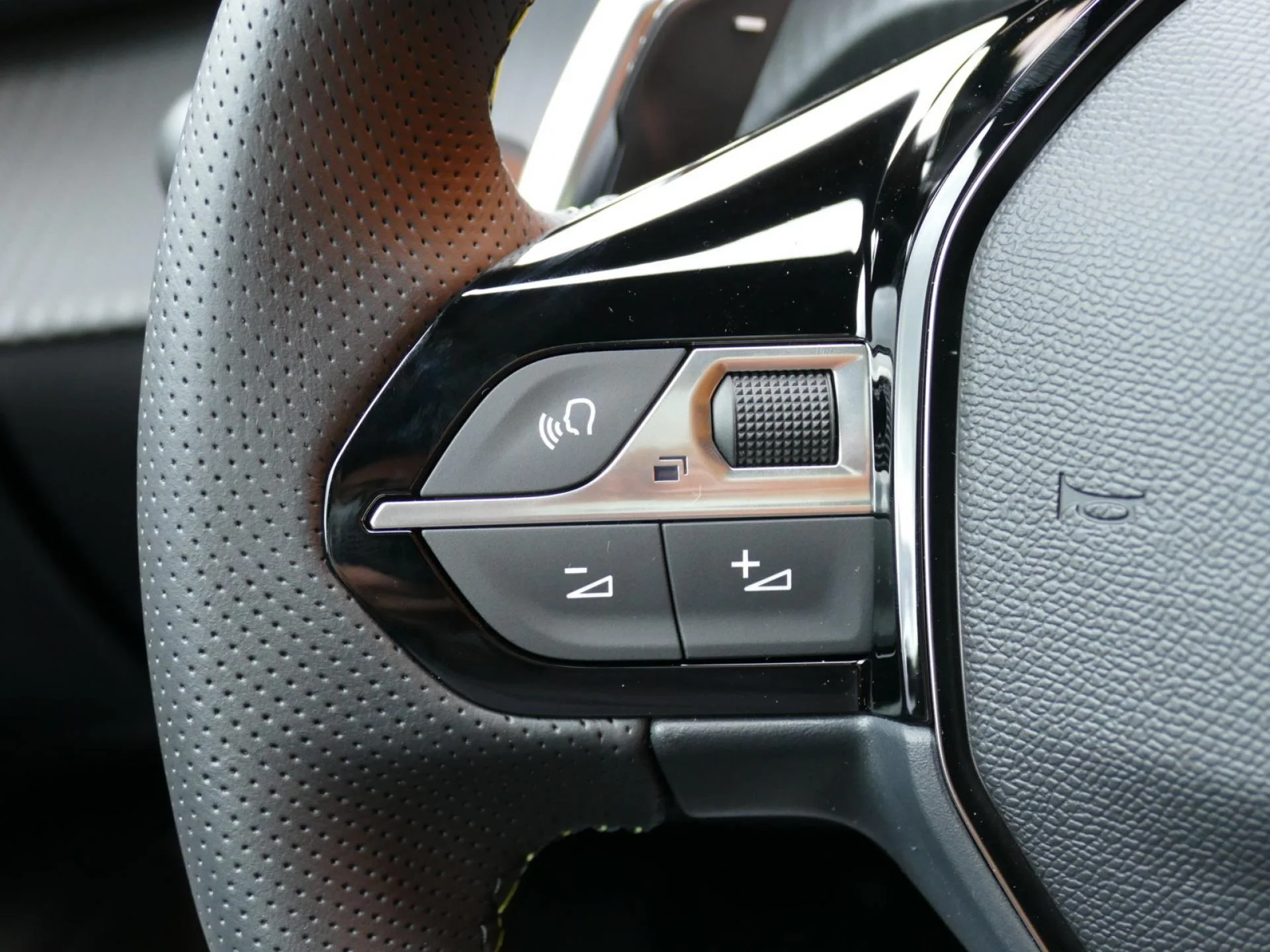 PEUGEOT 2008 - Miniature 18 sur 36 - Cliquer pour voir cette photo