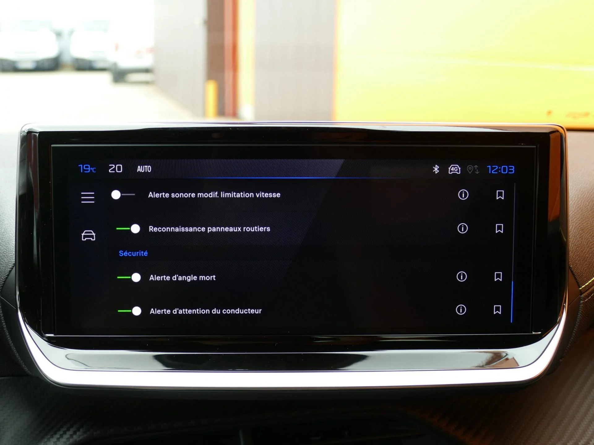 PEUGEOT 2008 - Miniature 13 sur 36 - Cliquer pour voir cette photo