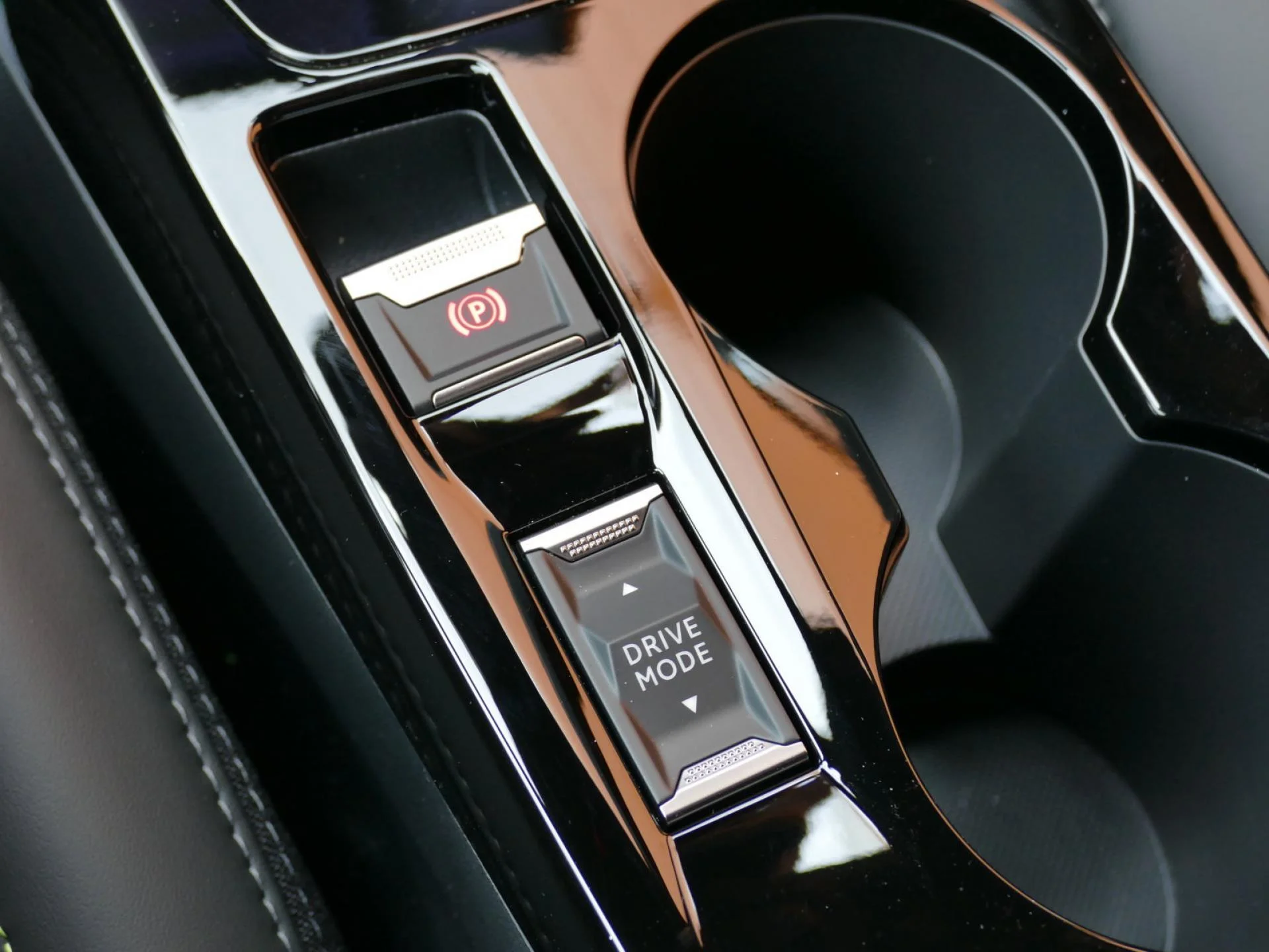 PEUGEOT 2008 - Miniature 21 sur 36 - Cliquer pour voir cette photo