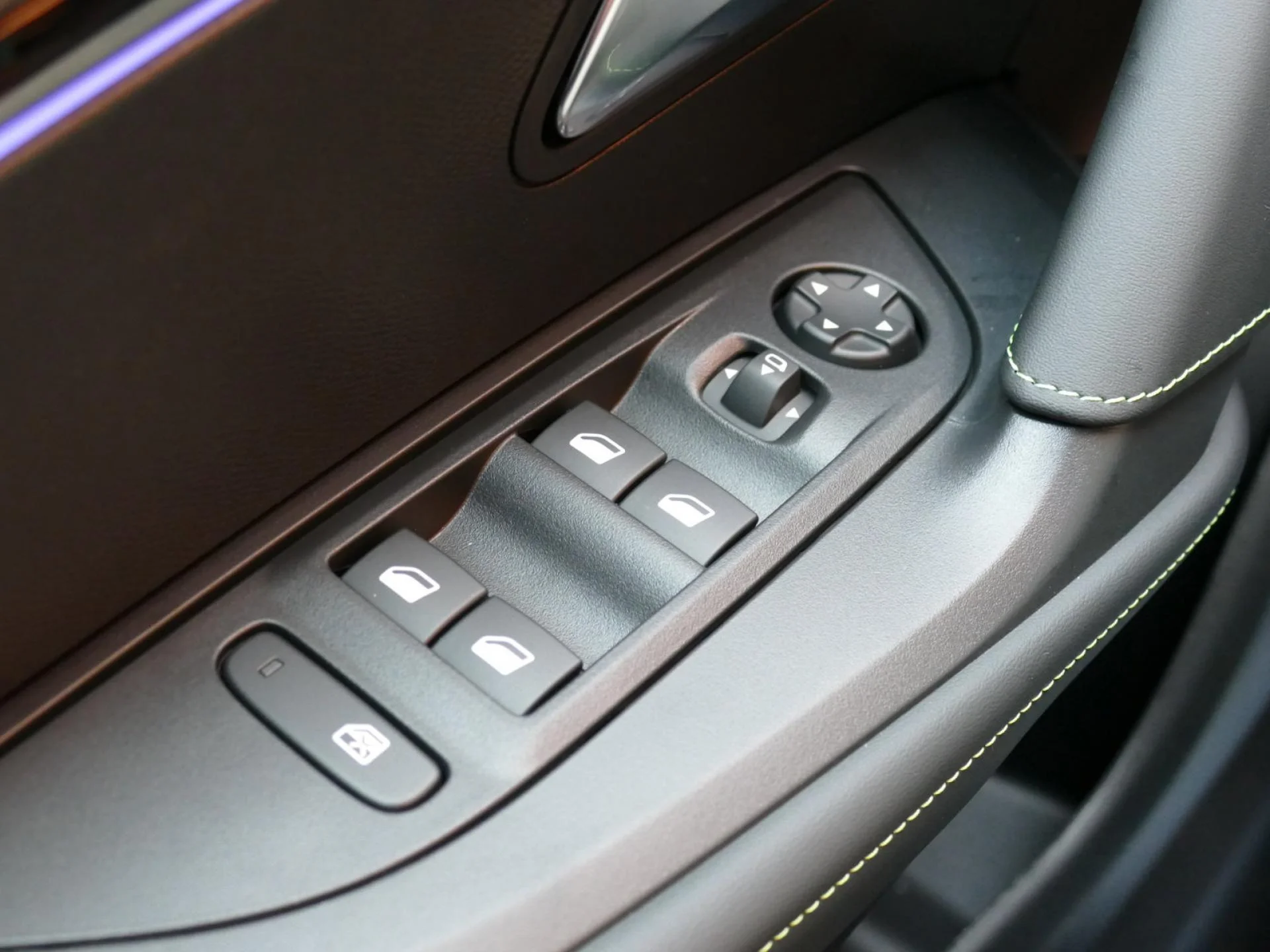 PEUGEOT 2008 - Miniature 26 sur 37 - Cliquer pour voir cette photo