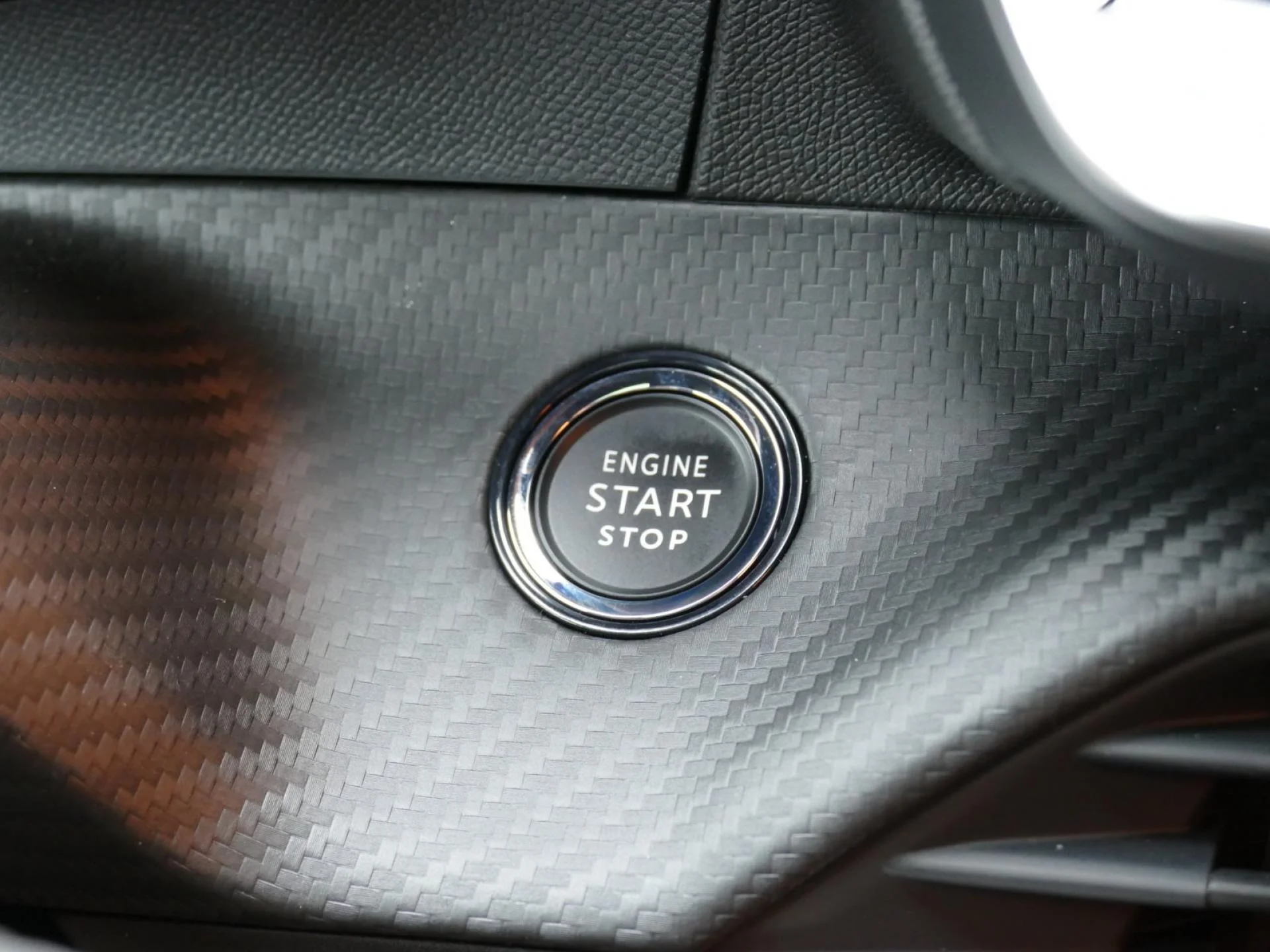 PEUGEOT 2008 - Miniature 22 sur 37 - Cliquer pour voir cette photo