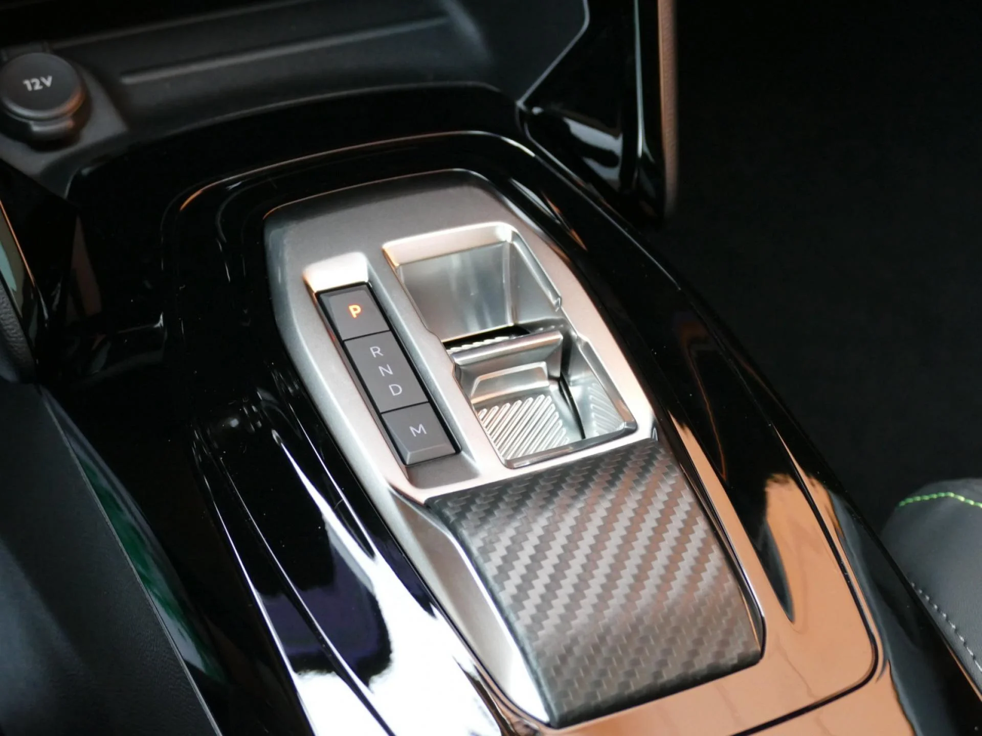 PEUGEOT 2008 - Miniature 18 sur 37 - Cliquer pour voir cette photo