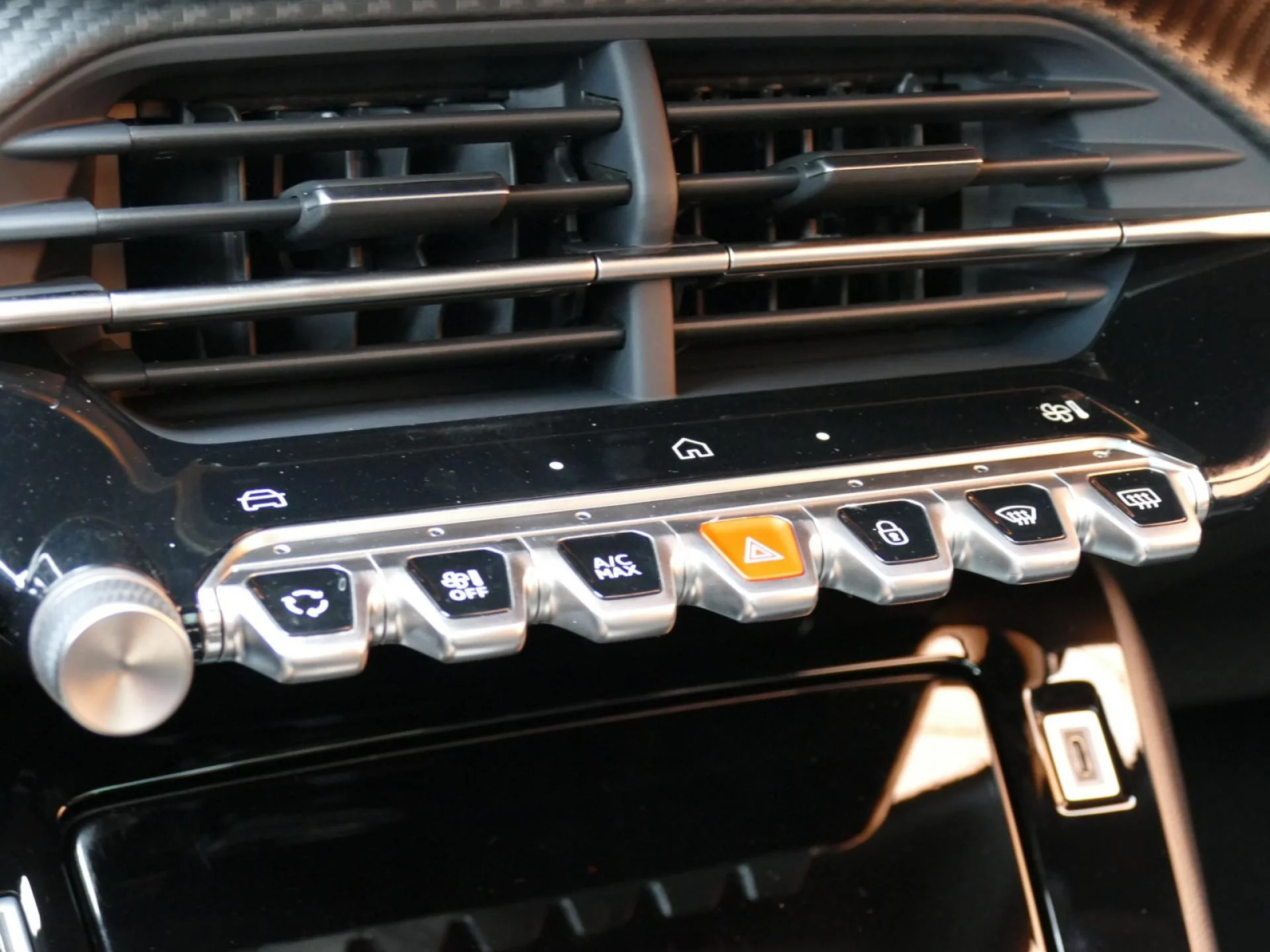 PEUGEOT 2008 - Miniature 14 sur 37 - Cliquer pour voir cette photo