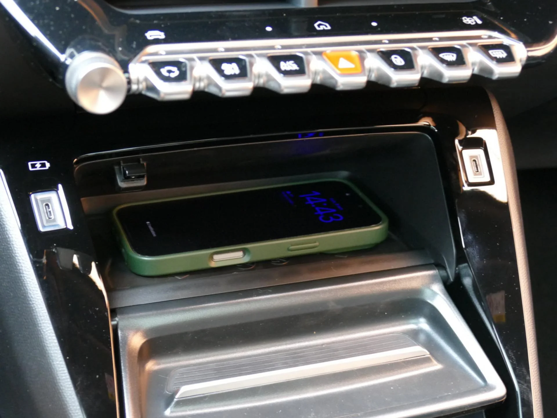 PEUGEOT 2008 - Miniature 20 sur 37 - Cliquer pour voir cette photo