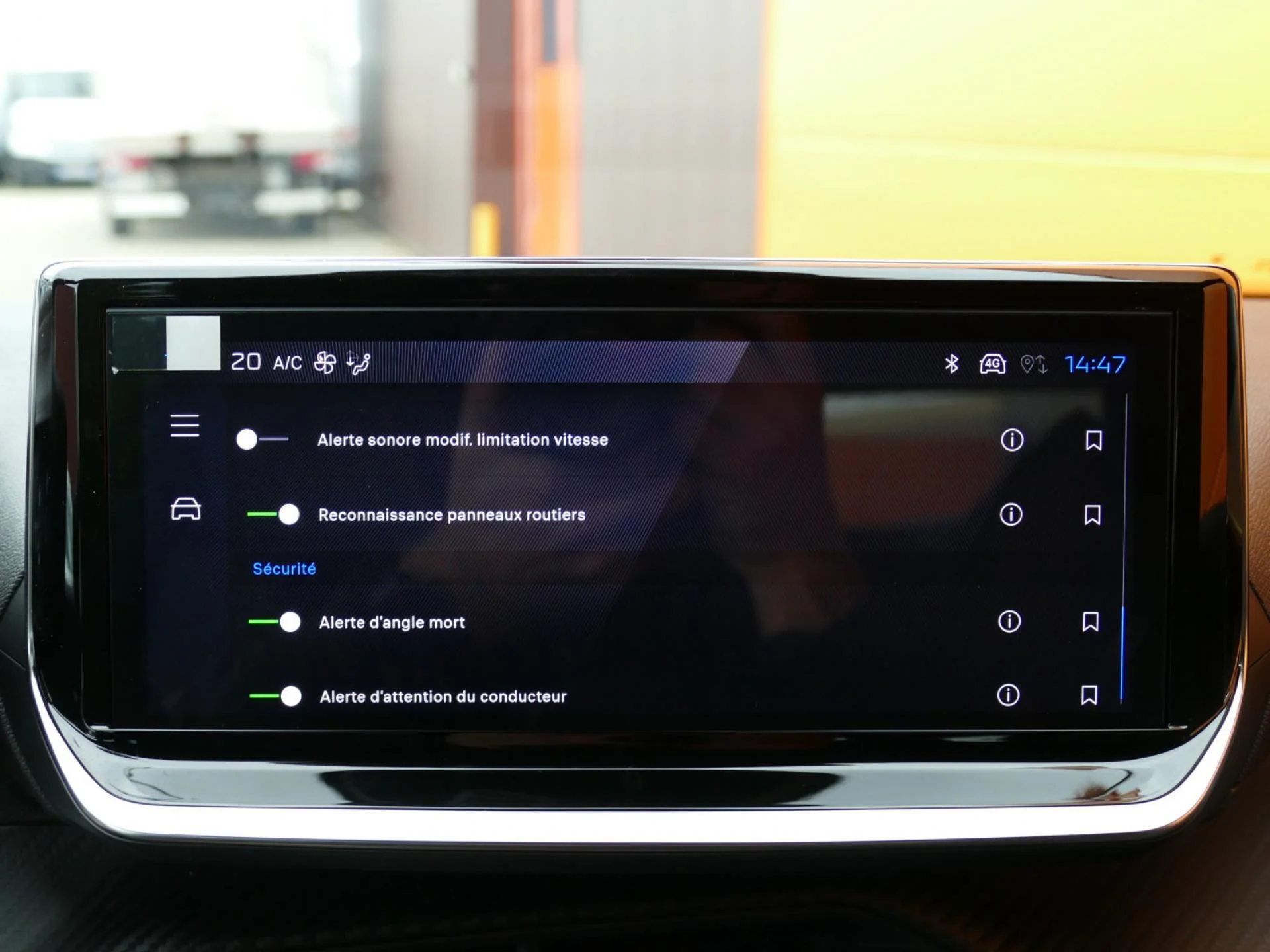 PEUGEOT 2008 - Miniature 12 sur 37 - Cliquer pour voir cette photo