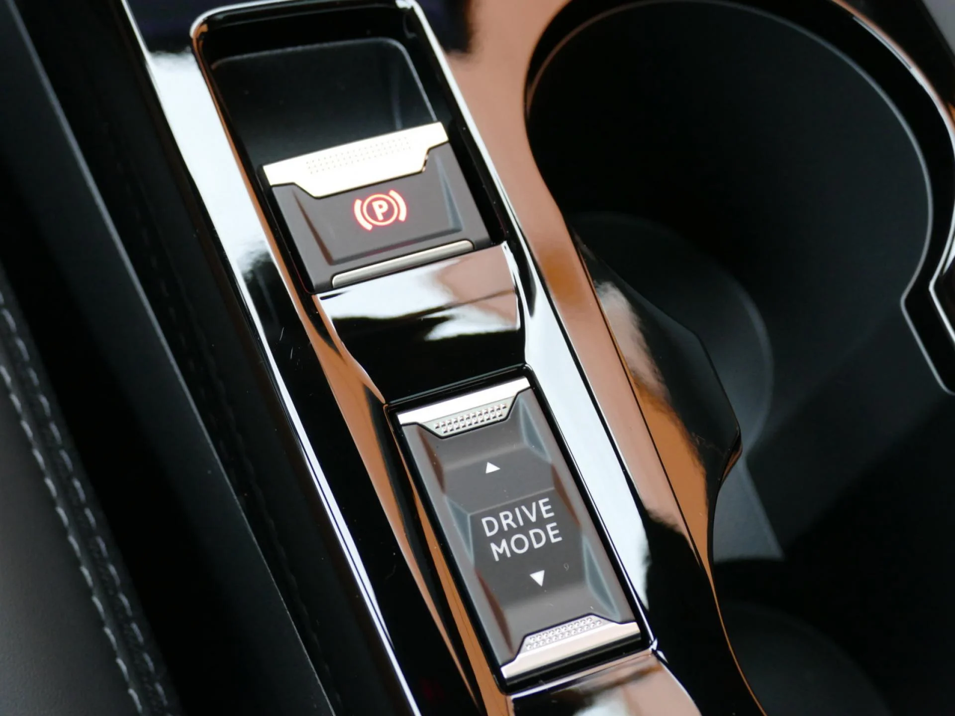 PEUGEOT 2008 - Miniature 19 sur 37 - Cliquer pour voir cette photo