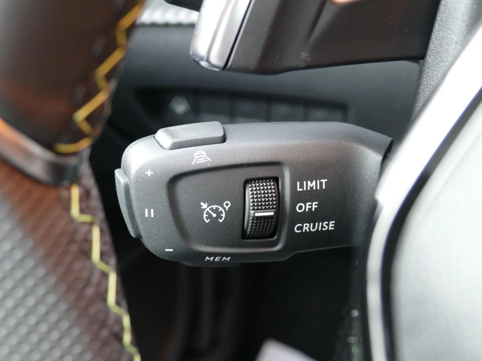 PEUGEOT 2008 - Miniature 24 sur 34 - Cliquer pour voir cette photo