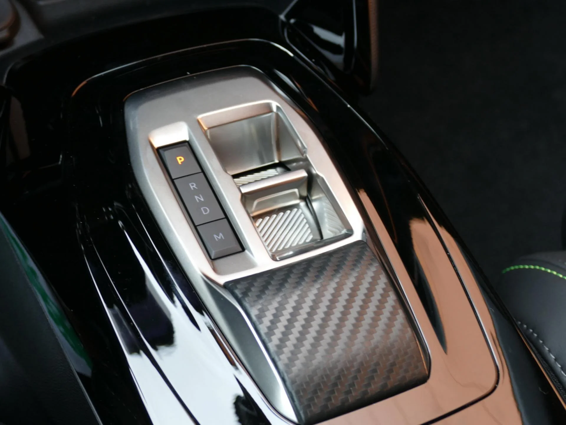 PEUGEOT 2008 - Miniature 19 sur 36 - Cliquer pour voir cette photo