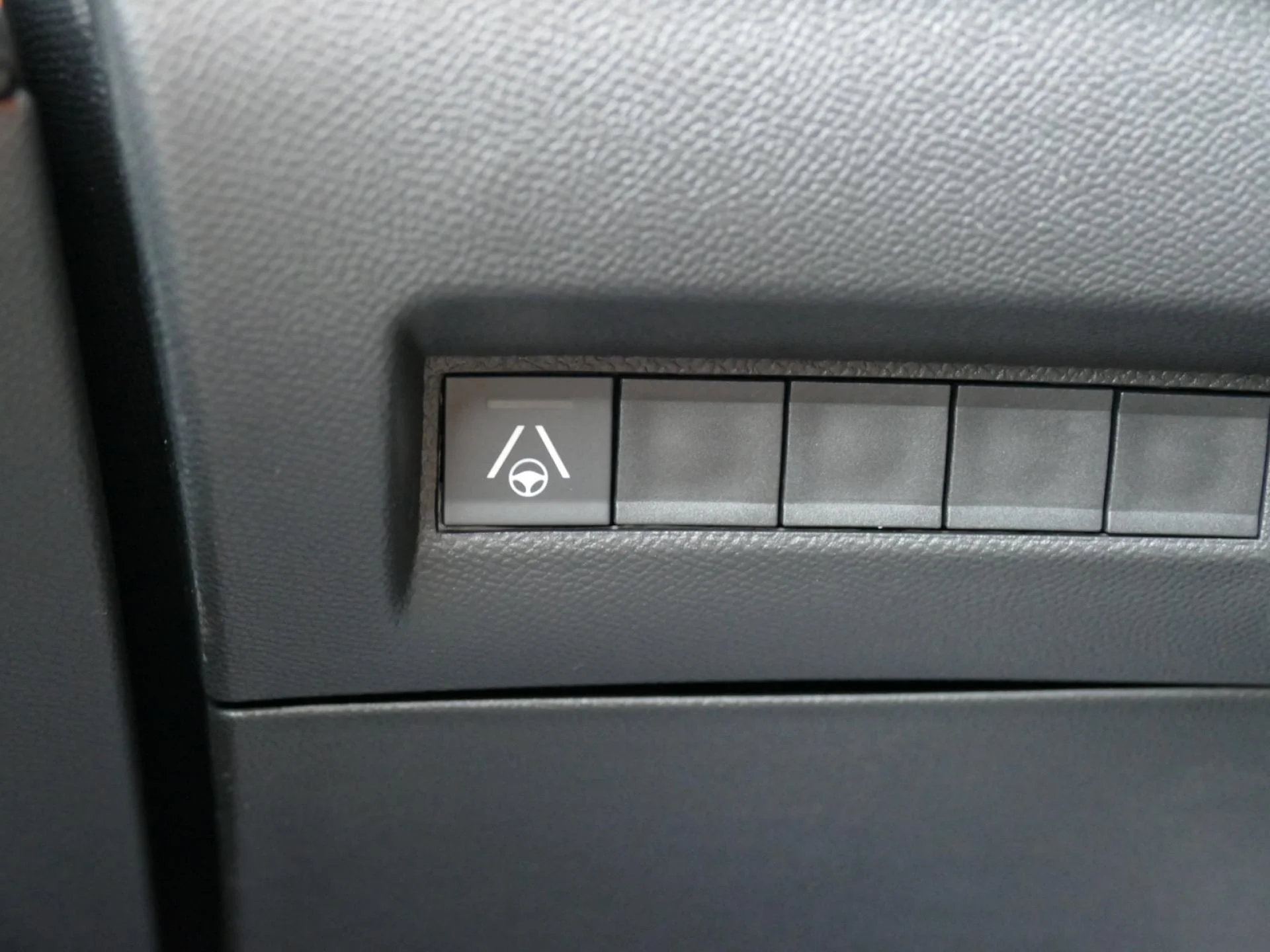 PEUGEOT 2008 - Miniature 21 sur 37 - Cliquer pour voir cette photo