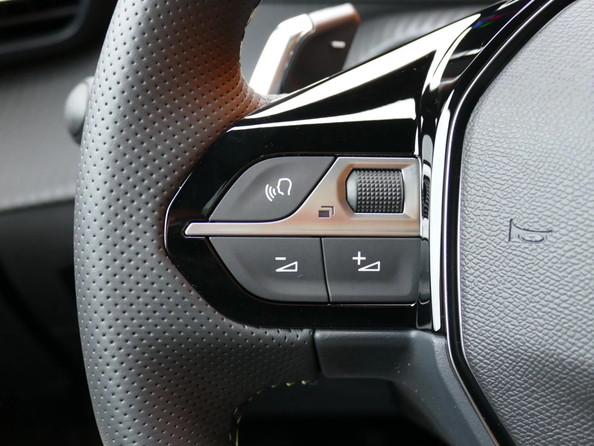 PEUGEOT 2008 - Miniature 17 sur 37 - Cliquer pour voir cette photo