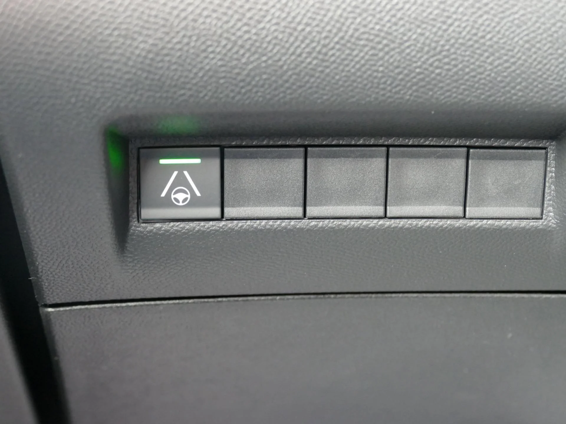 PEUGEOT 2008 - Miniature 26 sur 31 - Cliquer pour voir cette photo