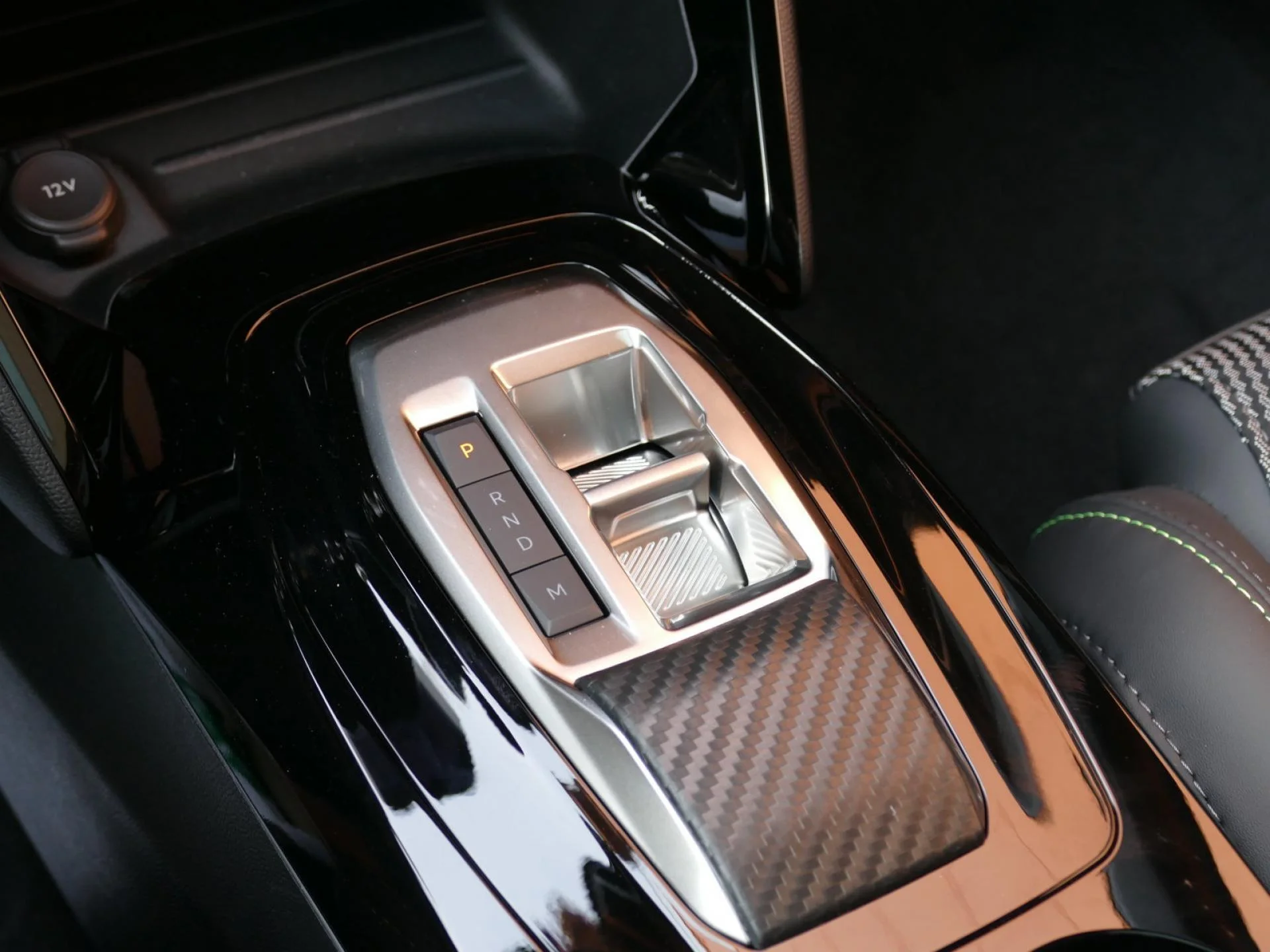 PEUGEOT 2008 - Miniature 17 sur 34 - Cliquer pour voir cette photo