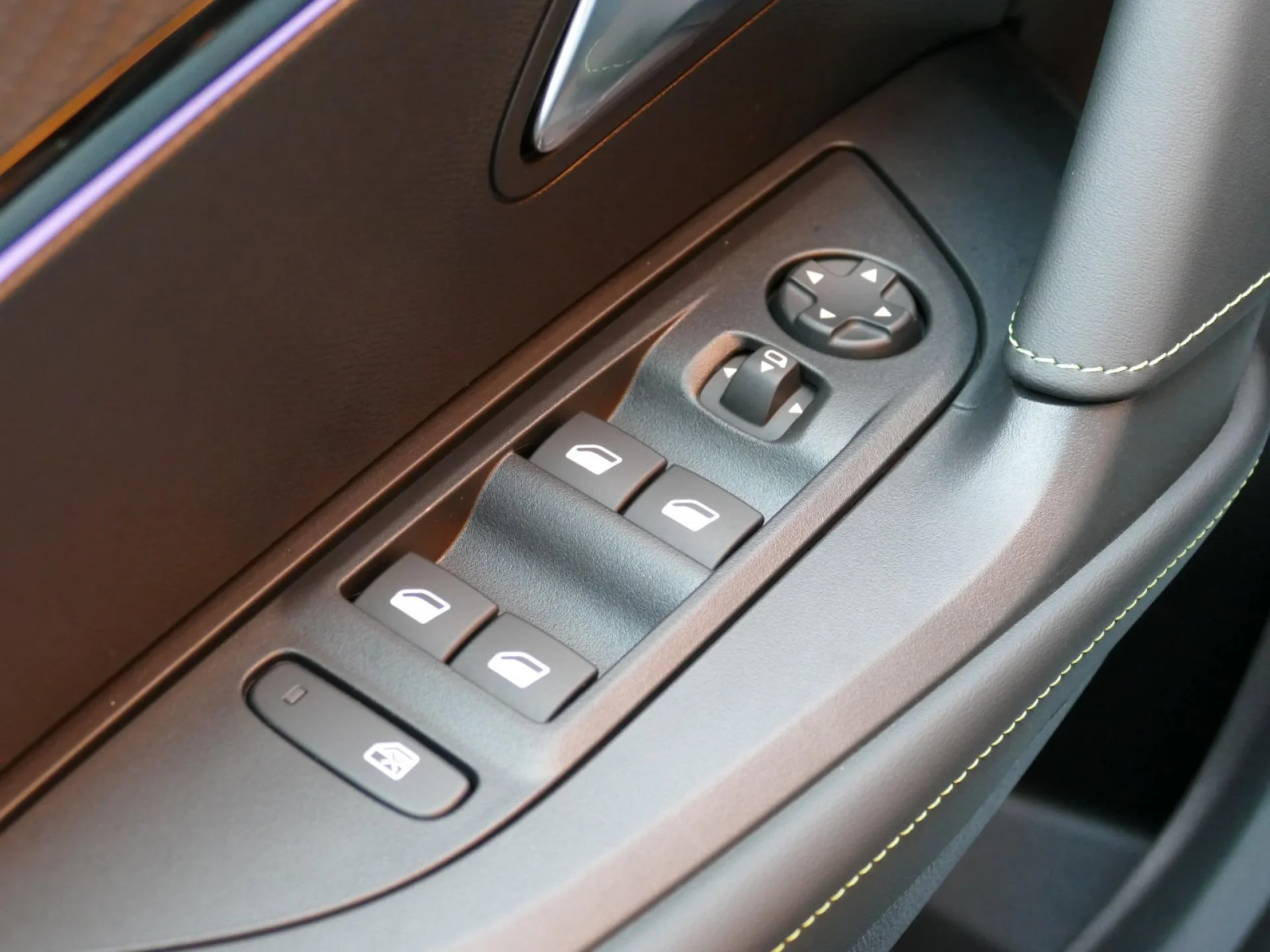 PEUGEOT 2008 - Miniature 23 sur 34 - Cliquer pour voir cette photo