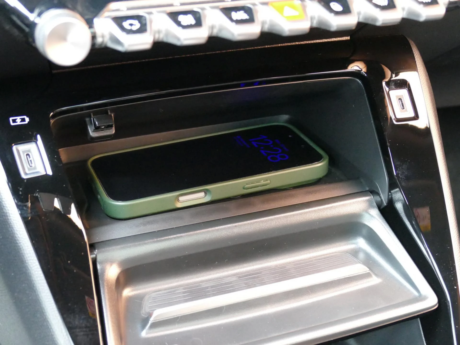 PEUGEOT 2008 - Miniature 18 sur 34 - Cliquer pour voir cette photo