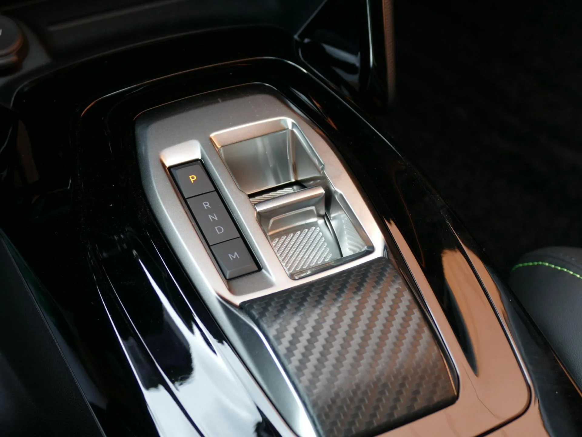 PEUGEOT 2008 - Miniature 21 sur 31 - Cliquer pour voir cette photo