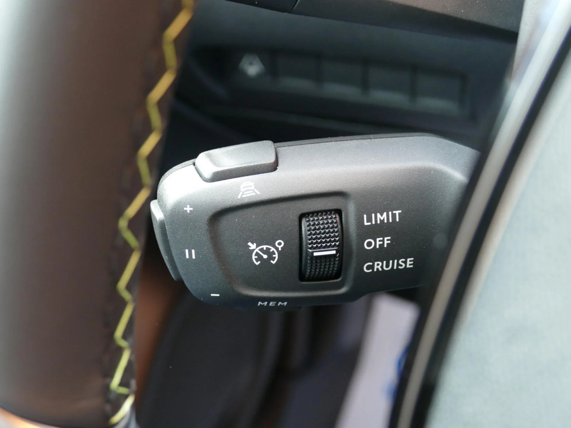PEUGEOT 208 - Miniature 26 sur 35 - Cliquer pour voir cette photo