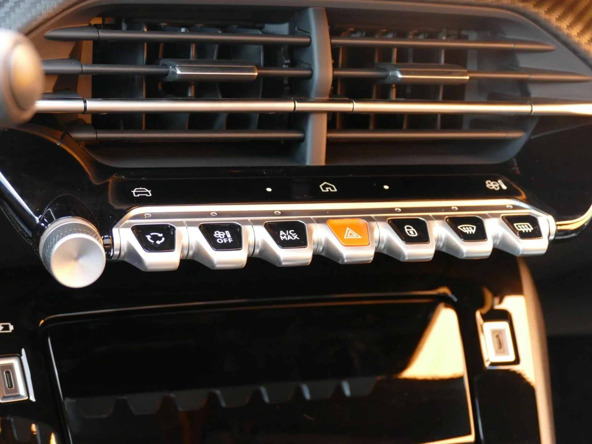 PEUGEOT 208 - Miniature 15 sur 35 - Cliquer pour voir cette photo
