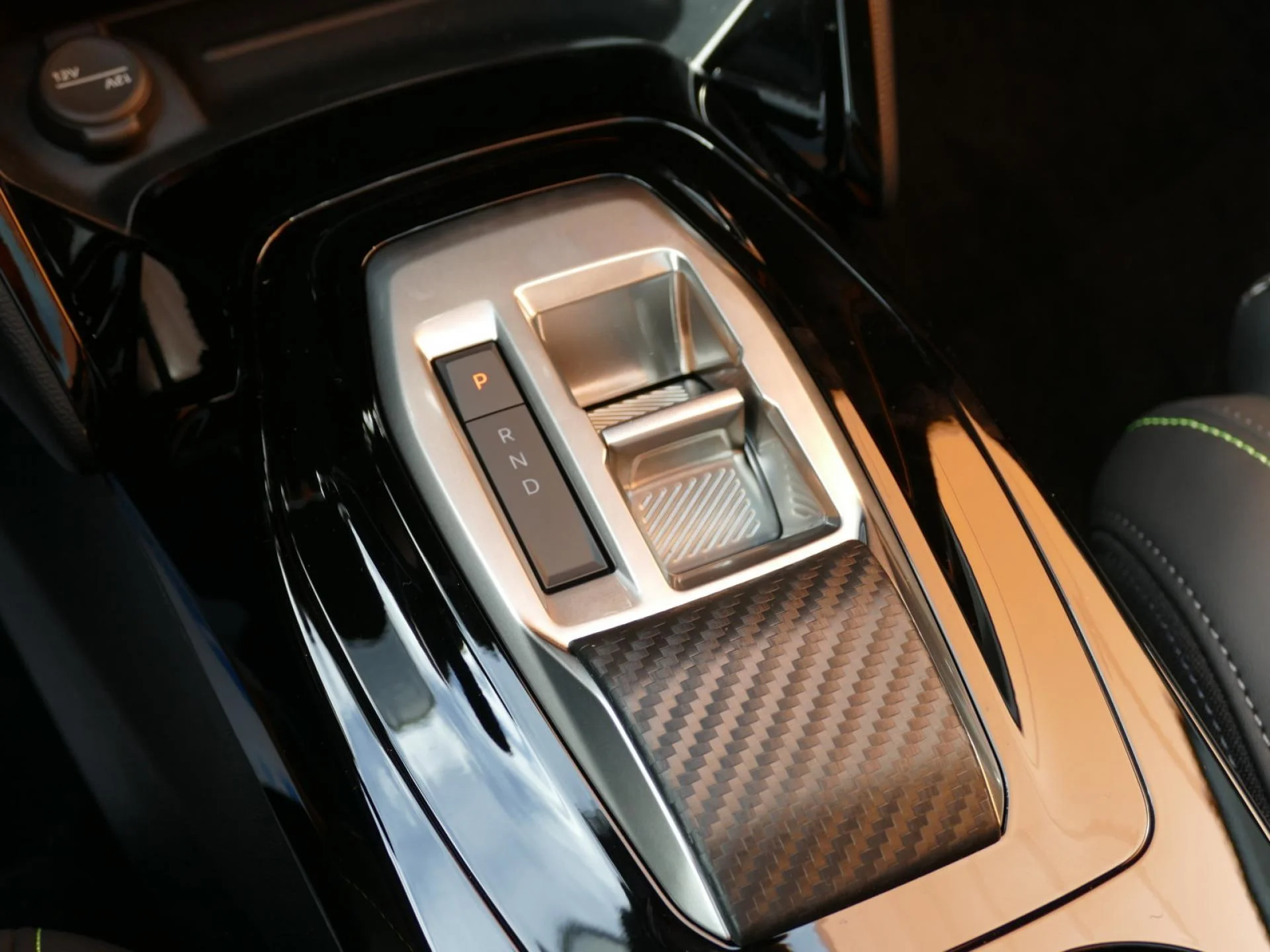 PEUGEOT 208 - Miniature 18 sur 35 - Cliquer pour voir cette photo
