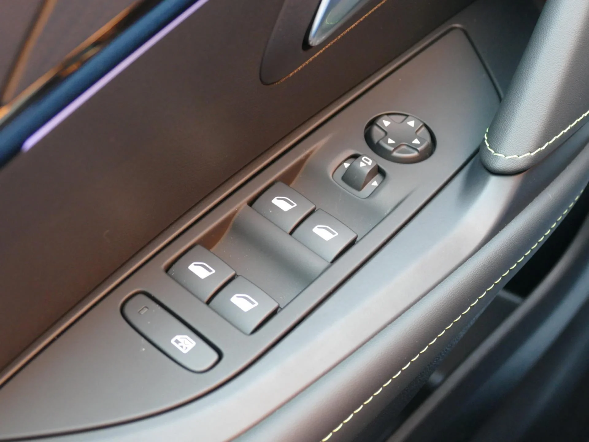 PEUGEOT 208 - Miniature 24 sur 35 - Cliquer pour voir cette photo