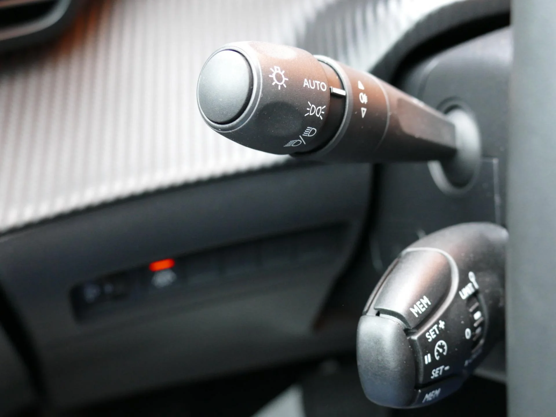 PEUGEOT 208 - Miniature 25 sur 32 - Cliquer pour voir cette photo