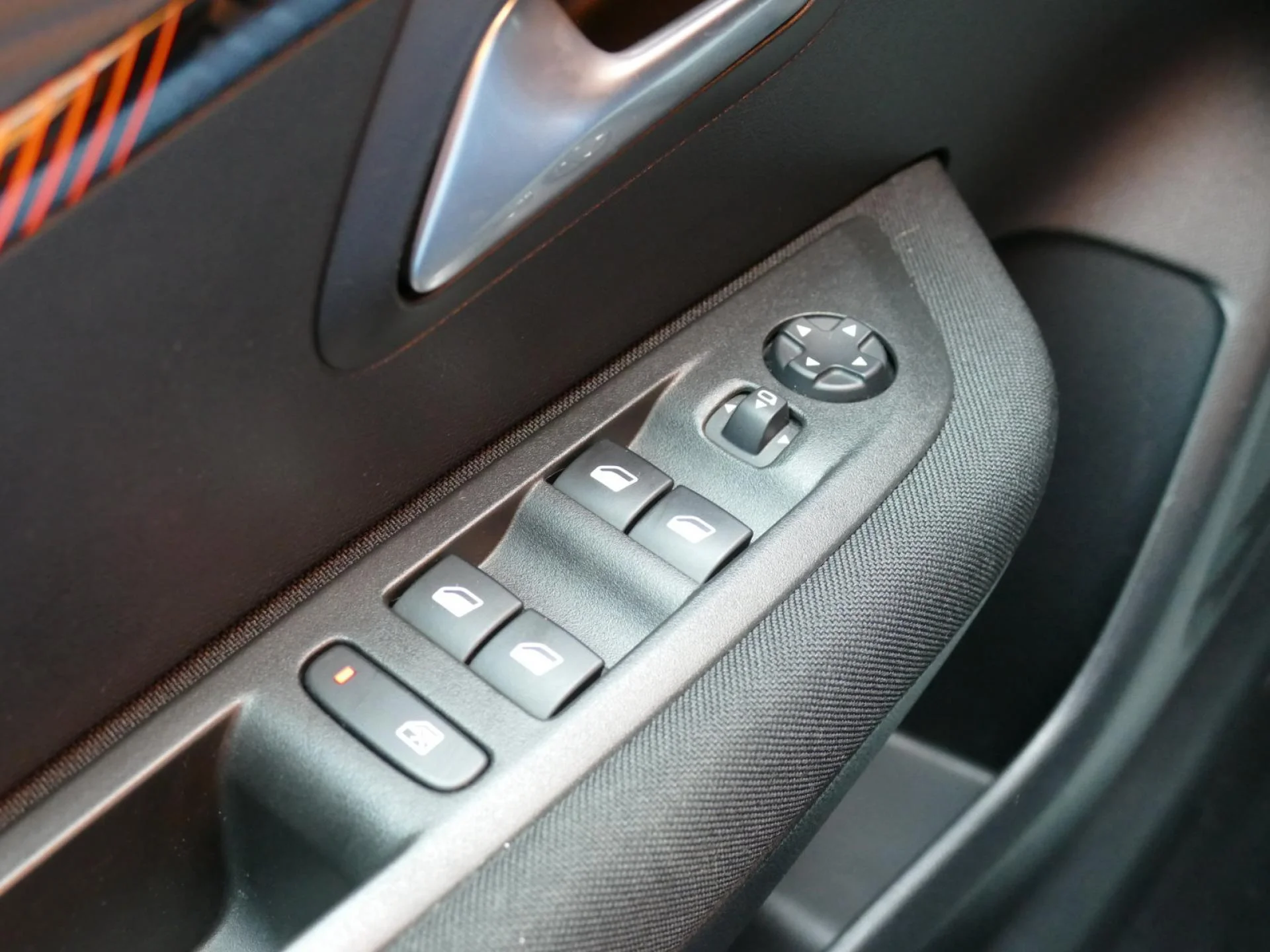 PEUGEOT 208 - Miniature 24 sur 32 - Cliquer pour voir cette photo