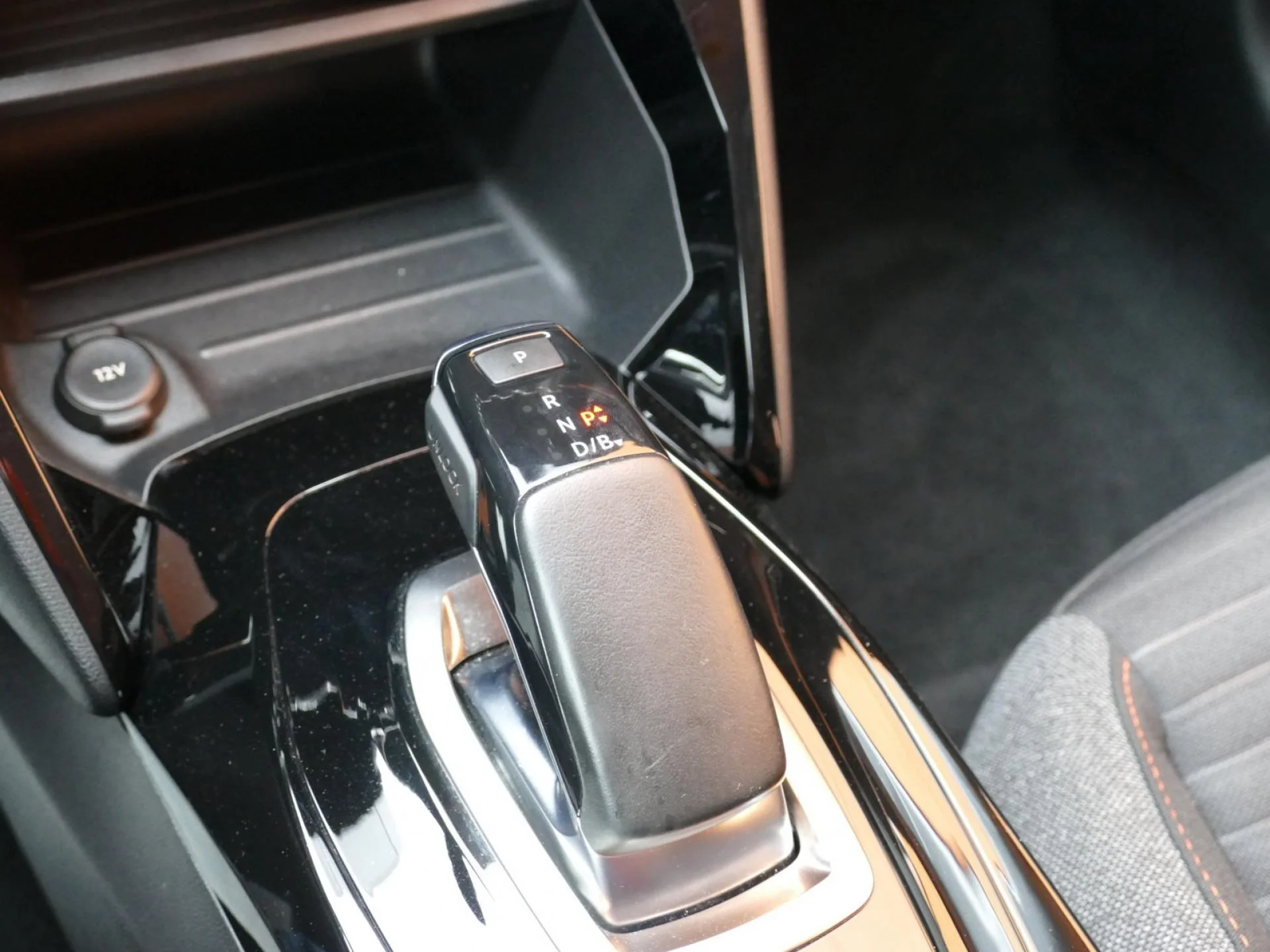 PEUGEOT 208 - Miniature 18 sur 32 - Cliquer pour voir cette photo