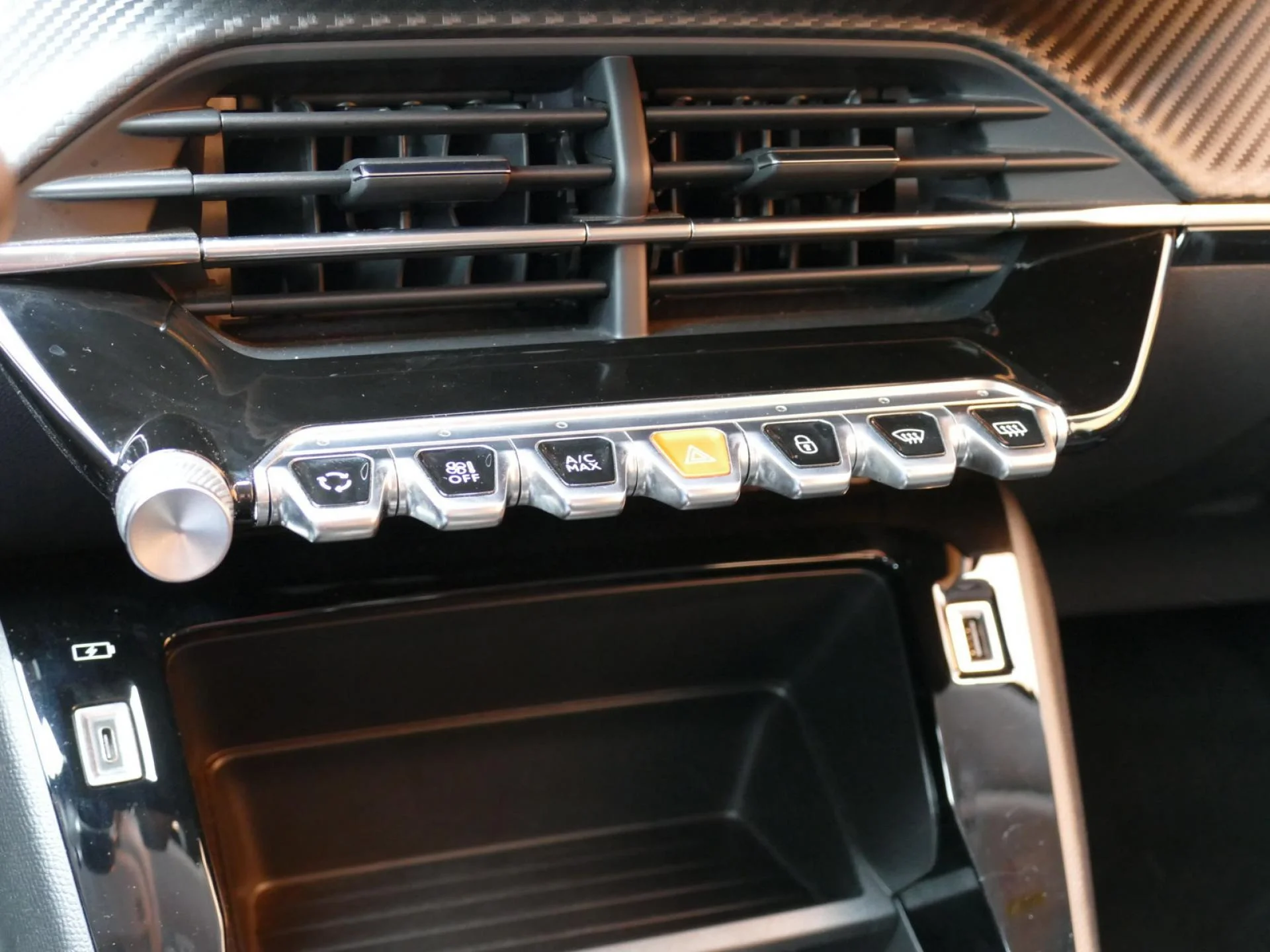 PEUGEOT 208 - Miniature 14 sur 32 - Cliquer pour voir cette photo