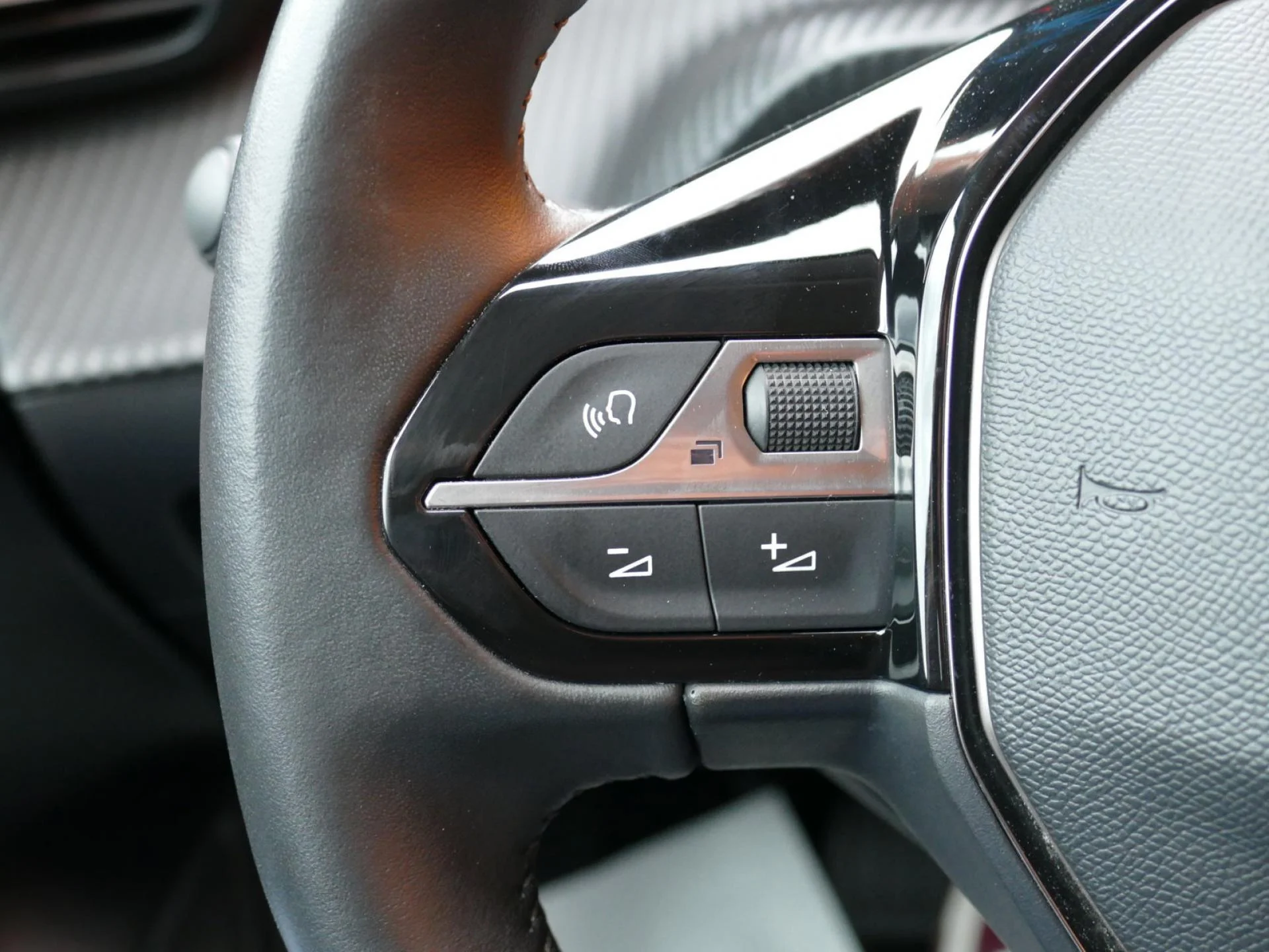 PEUGEOT 208 - Miniature 17 sur 32 - Cliquer pour voir cette photo