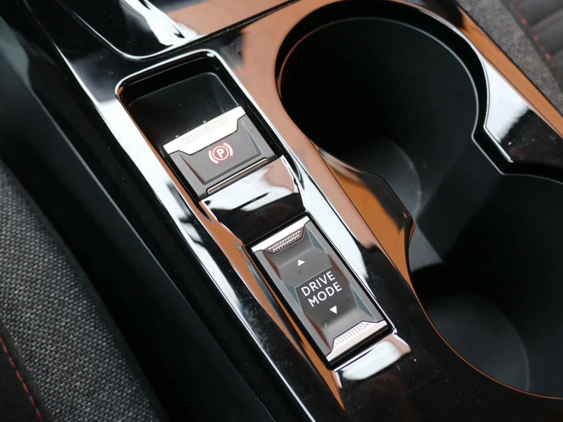 PEUGEOT 208 - Miniature 19 sur 32 - Cliquer pour voir cette photo