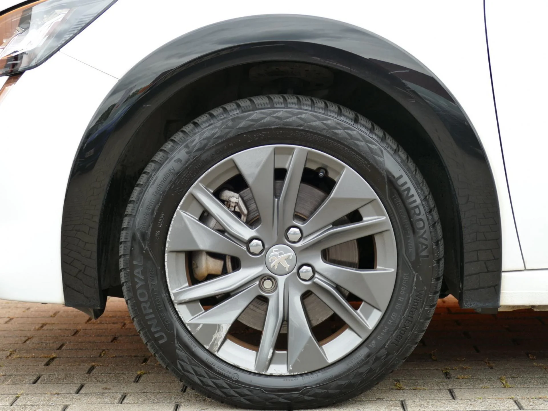 PEUGEOT 208 - Miniature 31 sur 32 - Cliquer pour voir cette photo