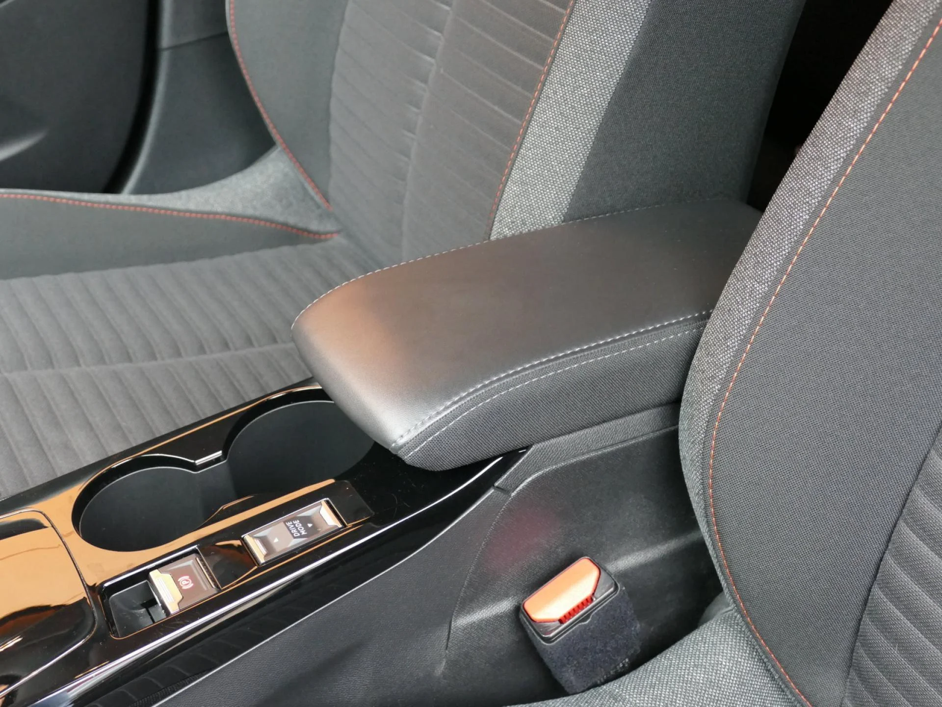 PEUGEOT 208 - Miniature 22 sur 32 - Cliquer pour voir cette photo