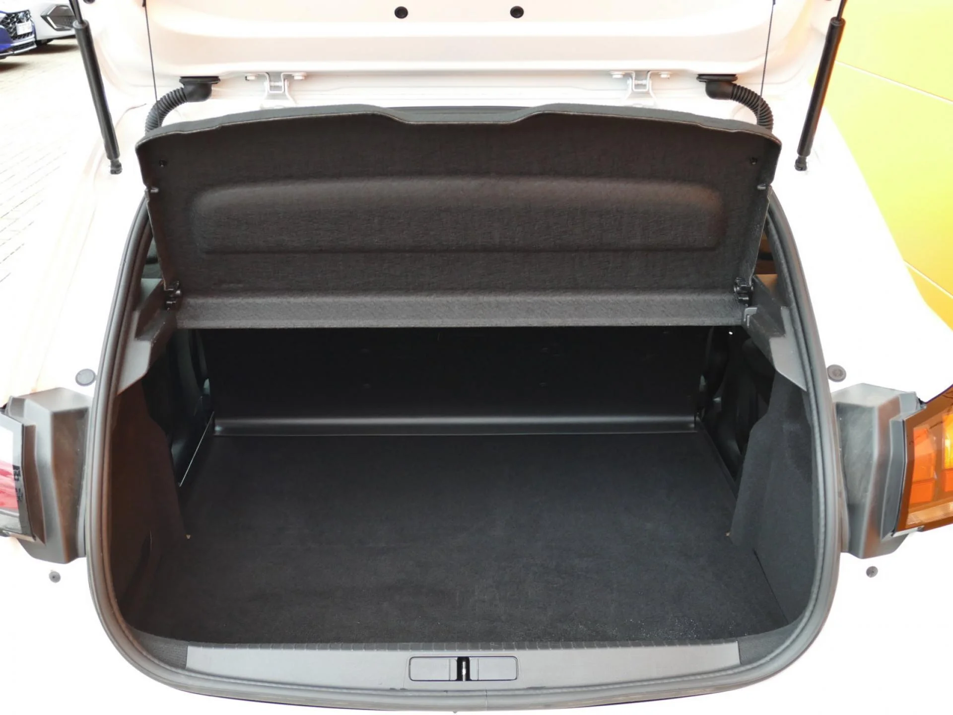 PEUGEOT 208 - Miniature 7 sur 32 - Cliquer pour voir cette photo