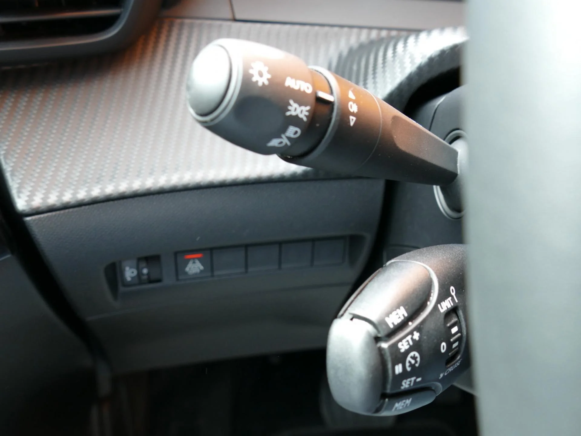 PEUGEOT 208 - Miniature 25 sur 32 - Cliquer pour voir cette photo