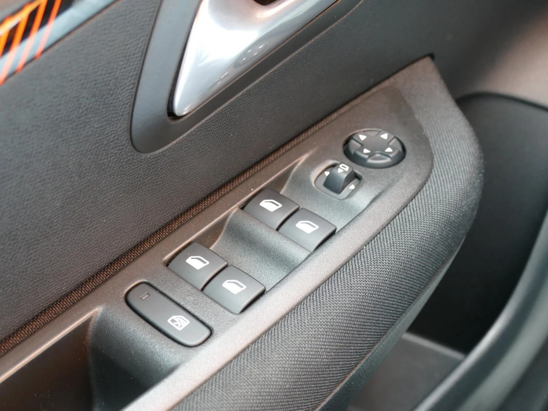 PEUGEOT 208 - Miniature 24 sur 32 - Cliquer pour voir cette photo