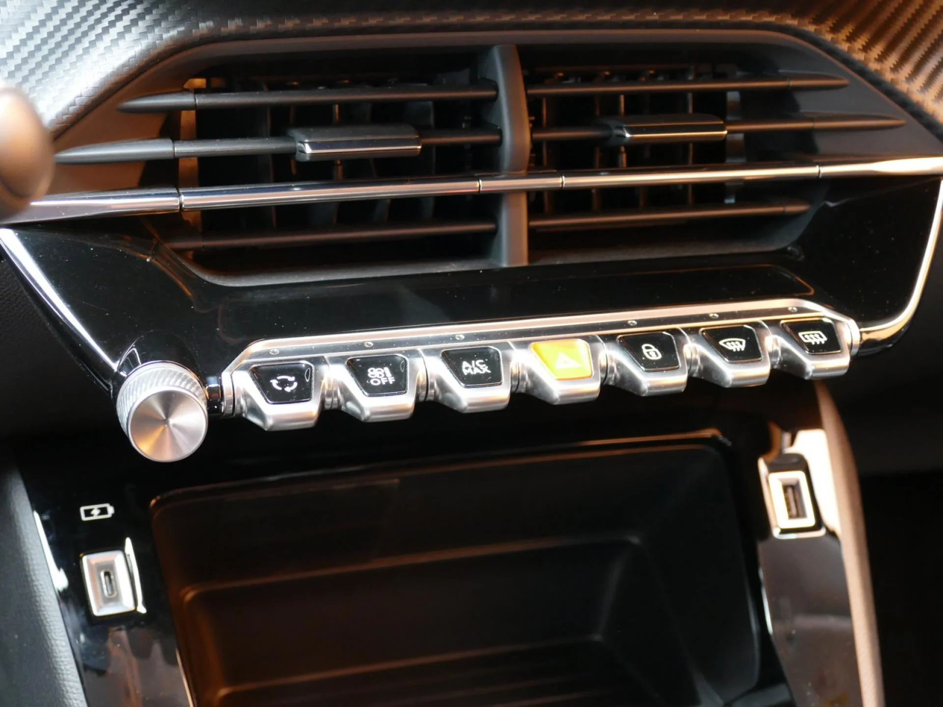 PEUGEOT 208 - Miniature 15 sur 32 - Cliquer pour voir cette photo
