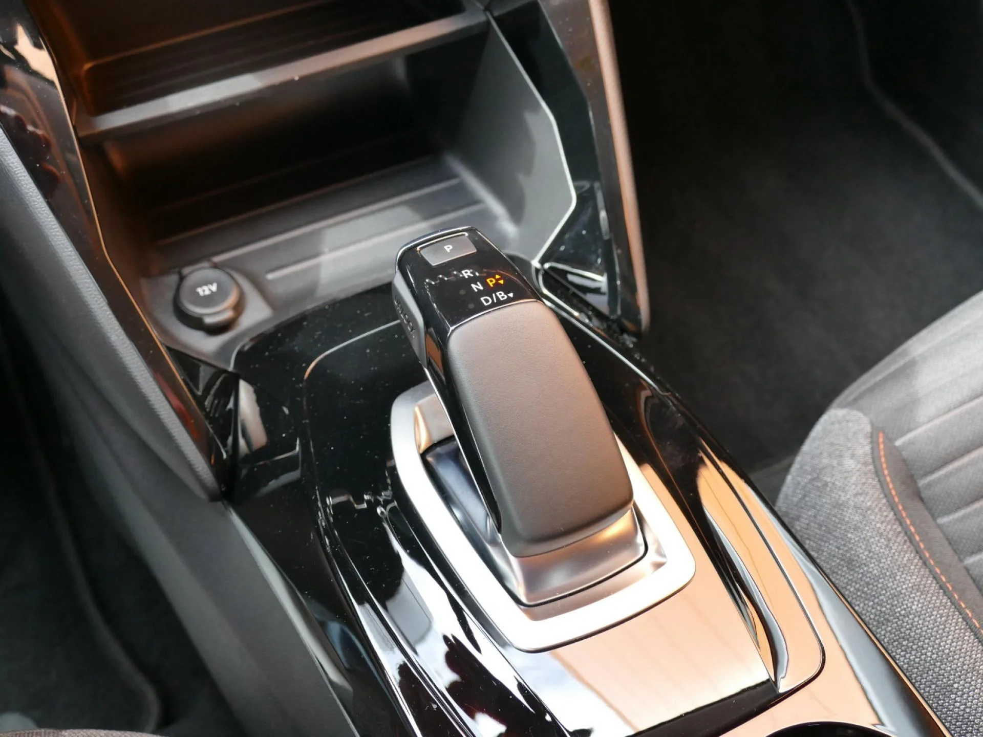 PEUGEOT 208 - Miniature 19 sur 32 - Cliquer pour voir cette photo