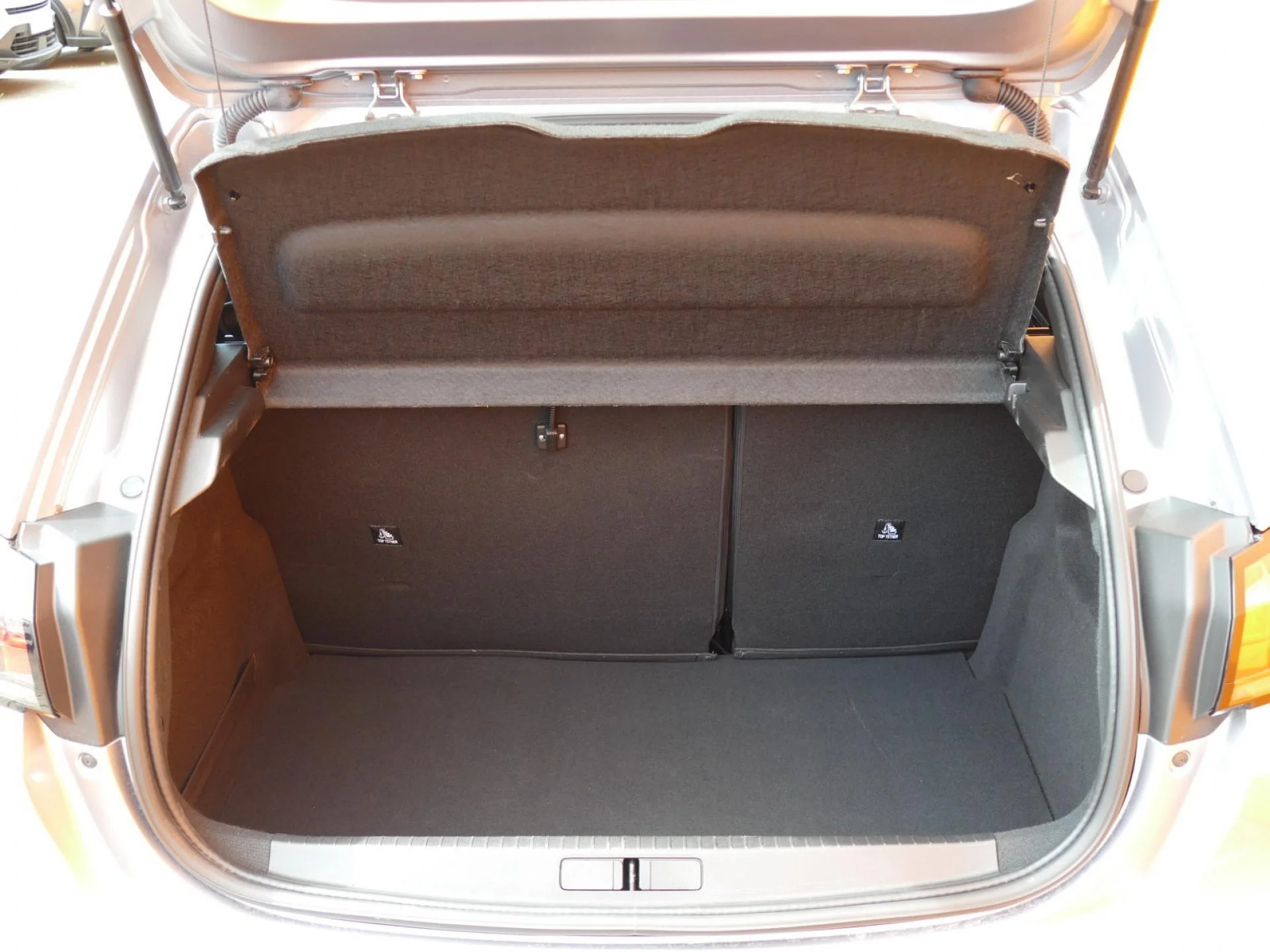 PEUGEOT 208 - Miniature 8 sur 32 - Cliquer pour voir cette photo