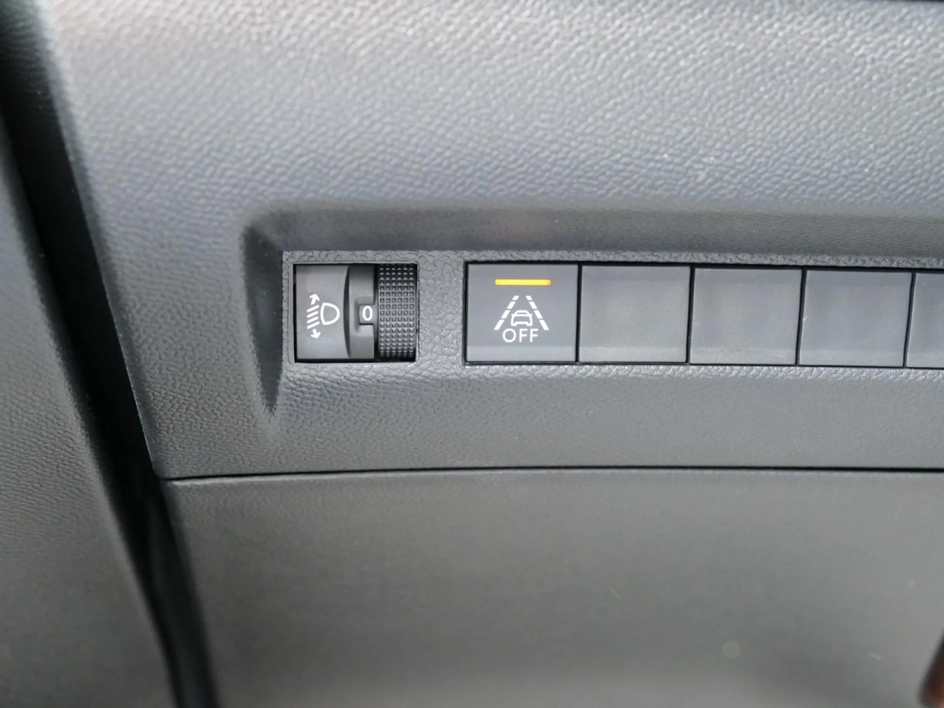 PEUGEOT 208 - Miniature 21 sur 32 - Cliquer pour voir cette photo