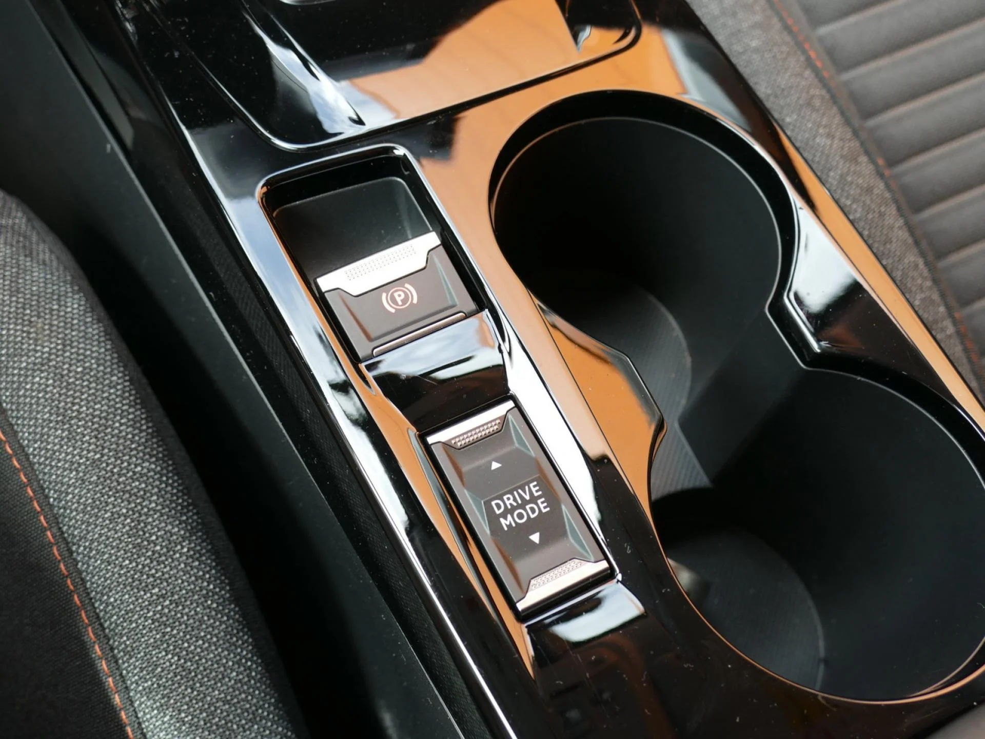 PEUGEOT 208 - Miniature 20 sur 32 - Cliquer pour voir cette photo