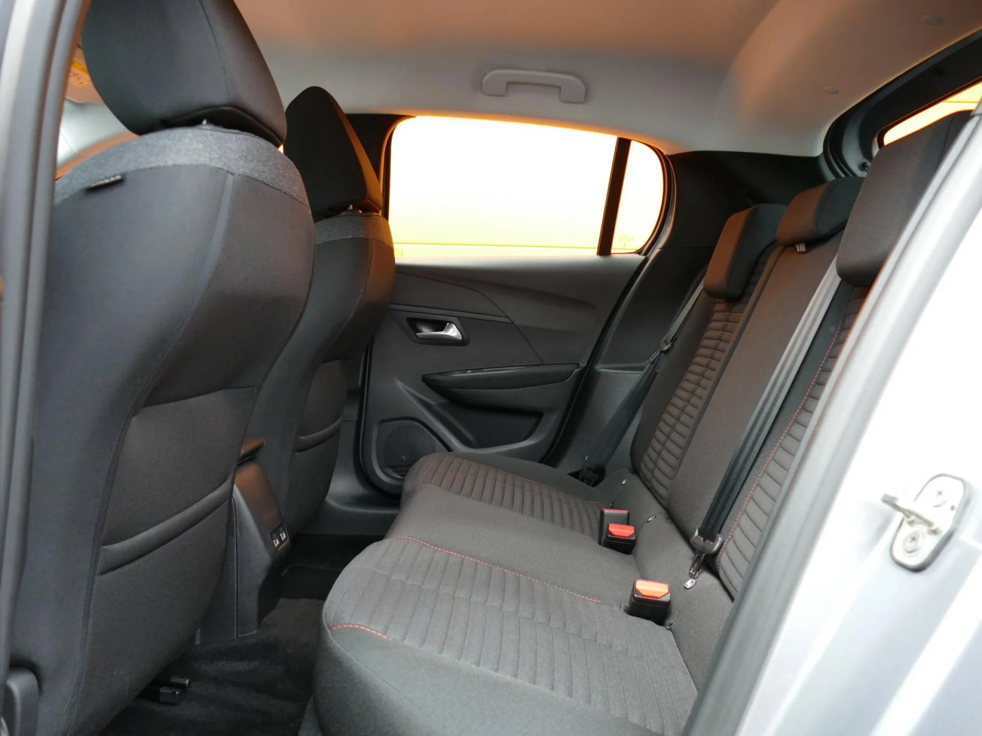 PEUGEOT 208 - Miniature 7 sur 32 - Cliquer pour voir cette photo