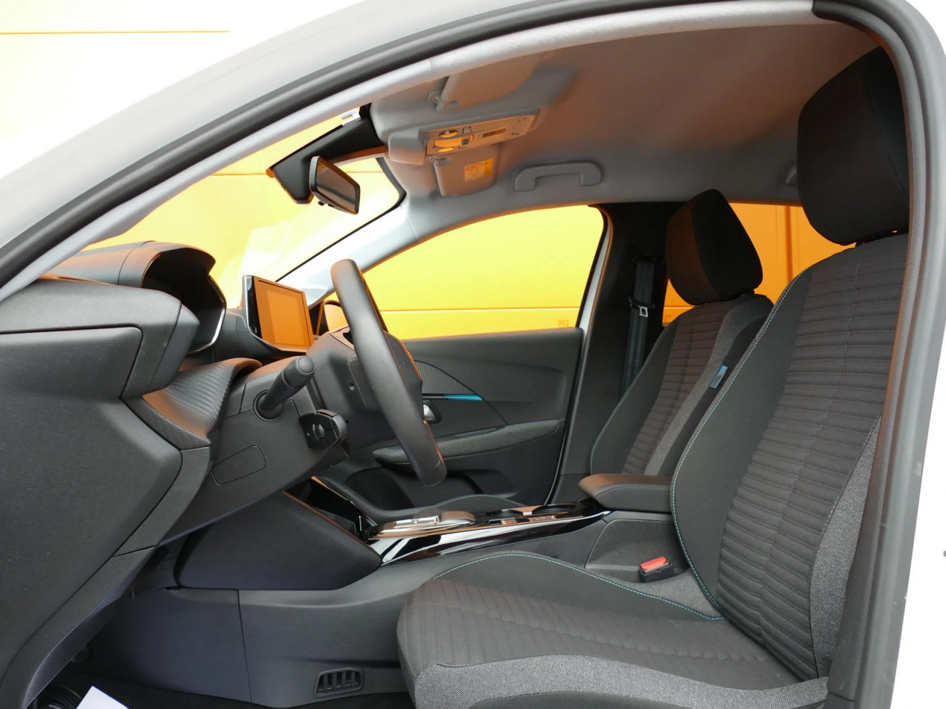 PEUGEOT 208 - Miniature 8 sur 32 - Cliquer pour voir cette photo