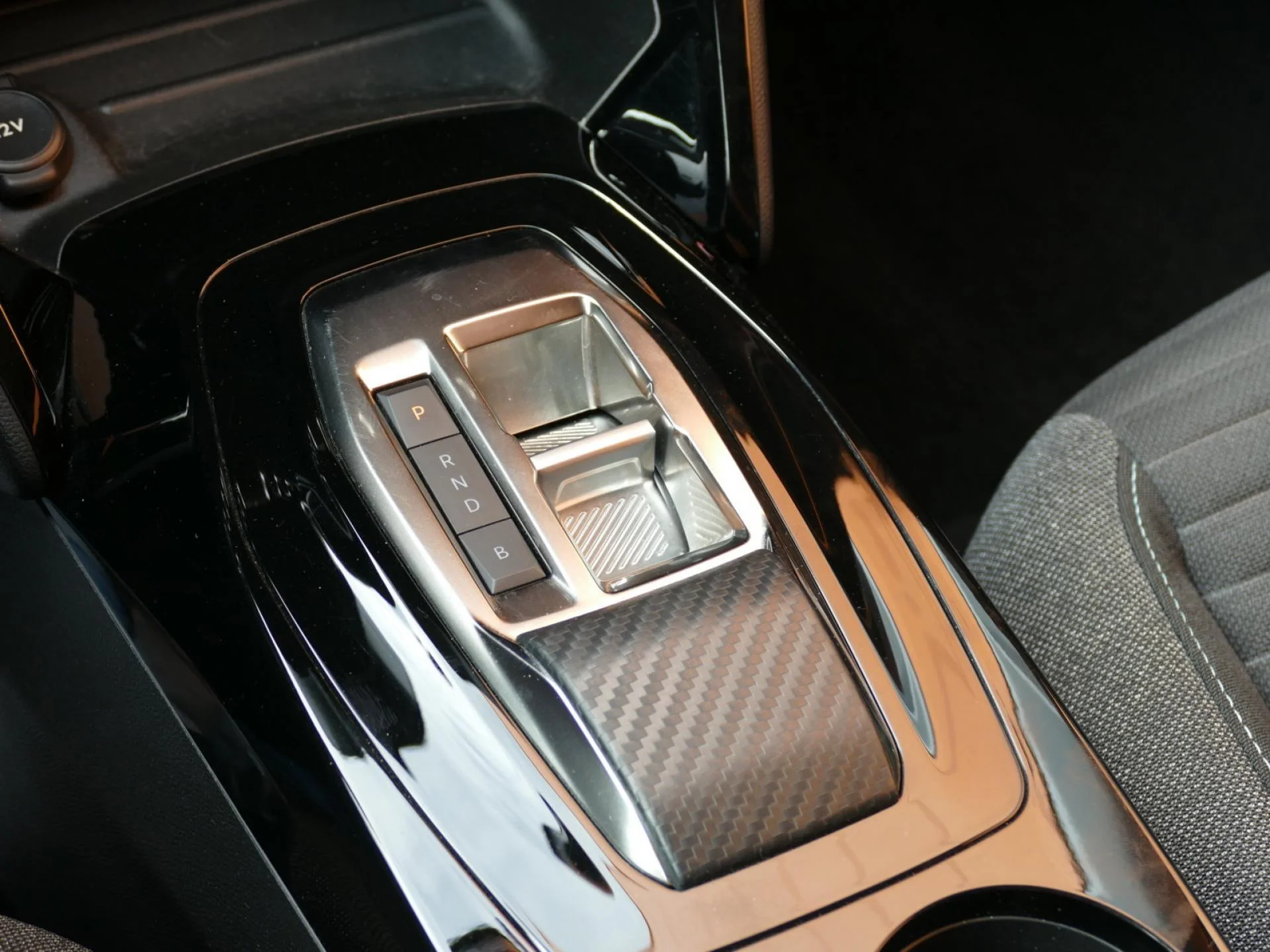 PEUGEOT 208 - Miniature 17 sur 32 - Cliquer pour voir cette photo
