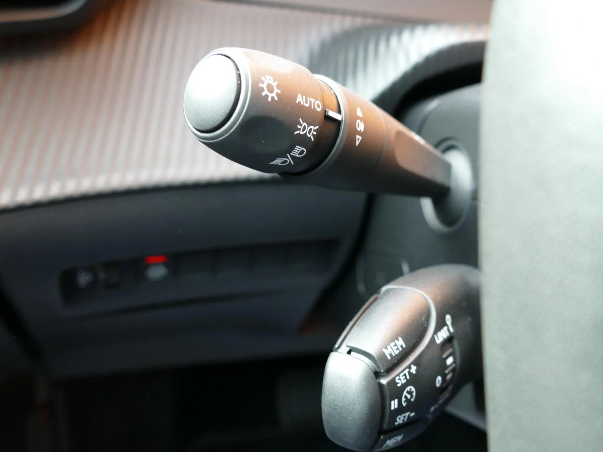 PEUGEOT 208 - Miniature 23 sur 32 - Cliquer pour voir cette photo