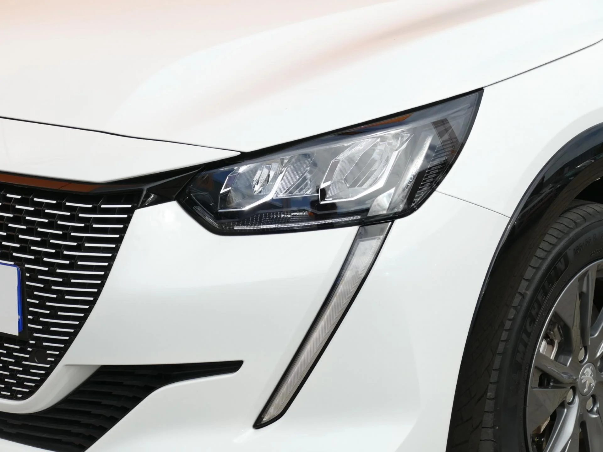 PEUGEOT 208 - Miniature 21 sur 32 - Cliquer pour voir cette photo