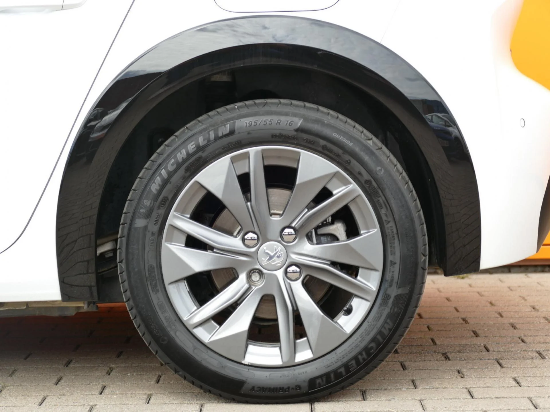 PEUGEOT 208 - Miniature 31 sur 32 - Cliquer pour voir cette photo