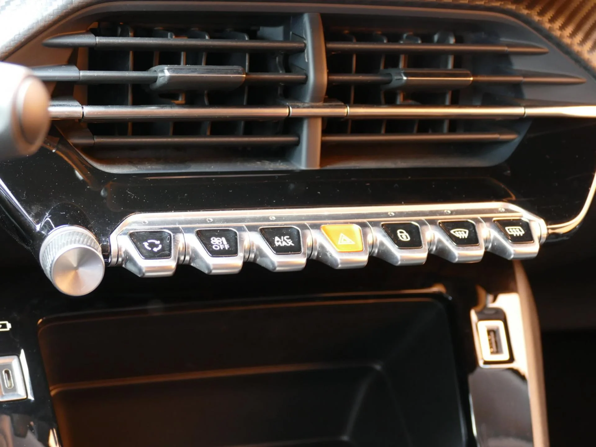 PEUGEOT 208 - Miniature 13 sur 32 - Cliquer pour voir cette photo