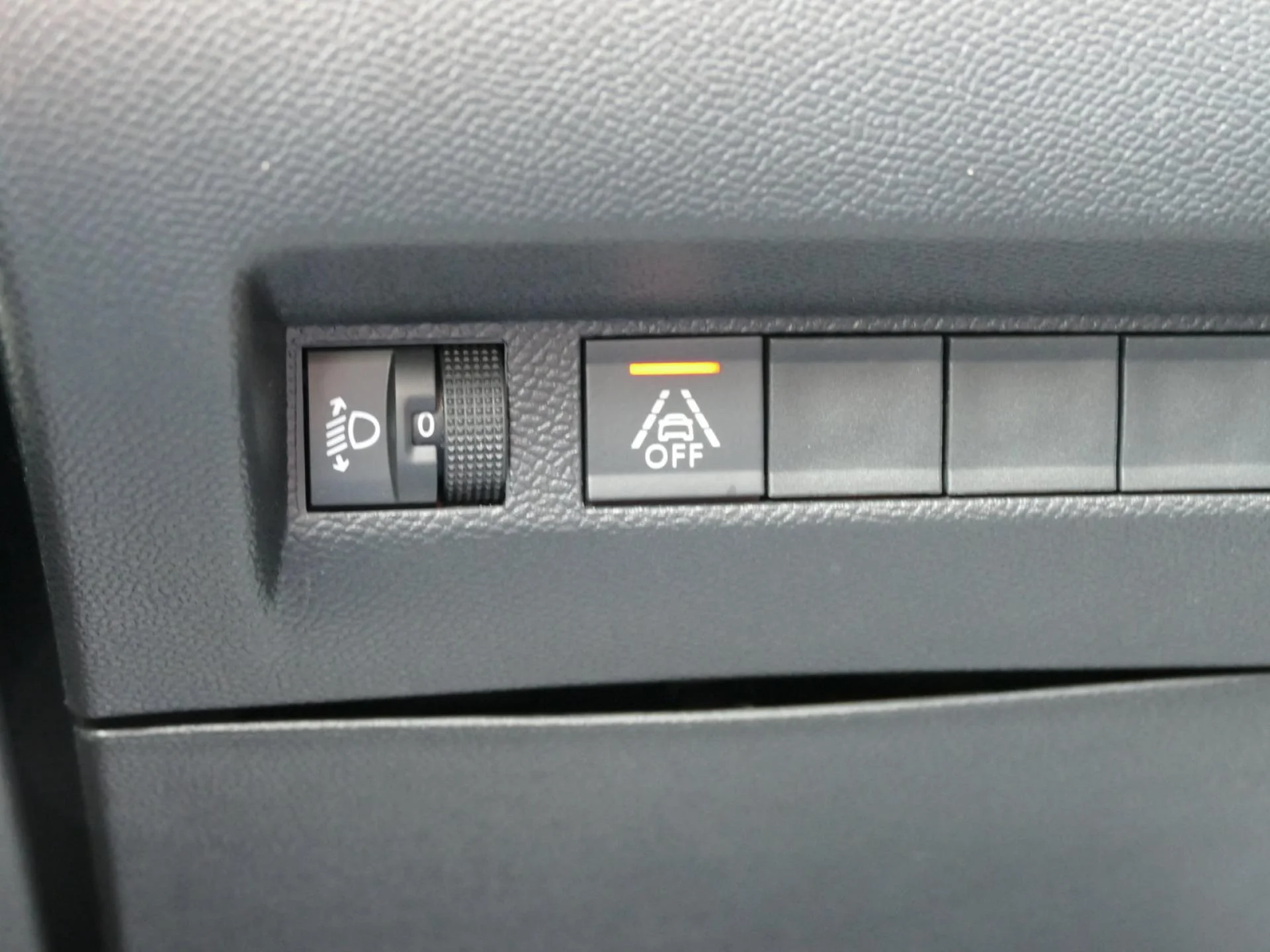 PEUGEOT 208 - Miniature 20 sur 32 - Cliquer pour voir cette photo